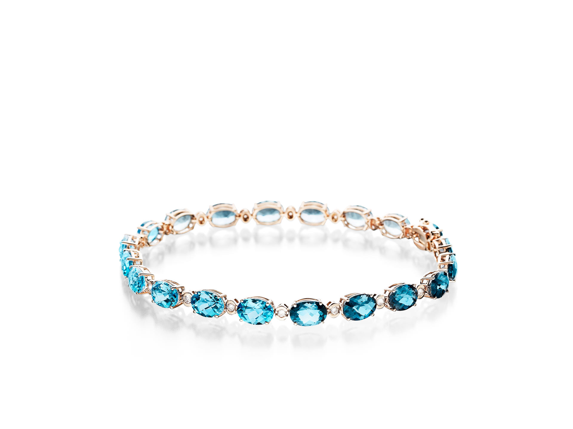 Wir präsentieren das TOPAS ARMBAND von Schullin: ein exquisites Stück mit abwechselnd großen blauen Edelsteinen und kleineren Diamanten, die elegant vor einem schlichten weißen Hintergrund präsentiert werden.