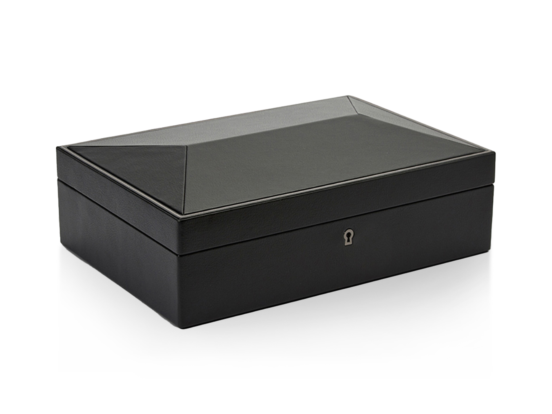 Die Schullin UHRENBOX ist eine geschlossene, rechteckige schwarze Lederschachtel mit leicht erhöhtem Deckel und einem kleinen Schlüsselloch auf der Vorderseite, die auf einem schlichten weißen Hintergrund abgebildet ist.