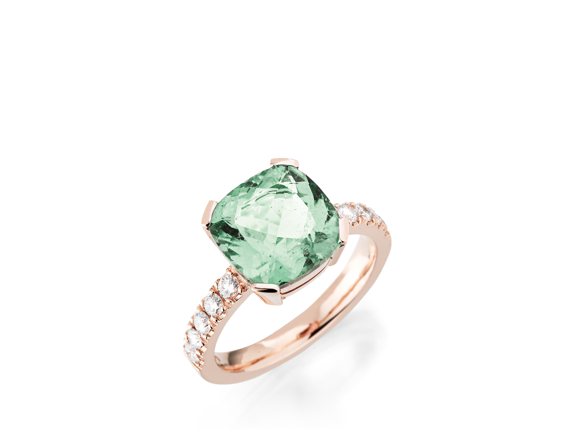 Der TURMALINRING von Schullin präsentiert ein elegantes und raffiniertes Design und besteht aus einem großen, kissenförmig geschliffenen grünen Turmalin, eingefasst in 18 Karat Roségold, wobei das Band mit kleinen Pavé-Diamanten verziert ist.