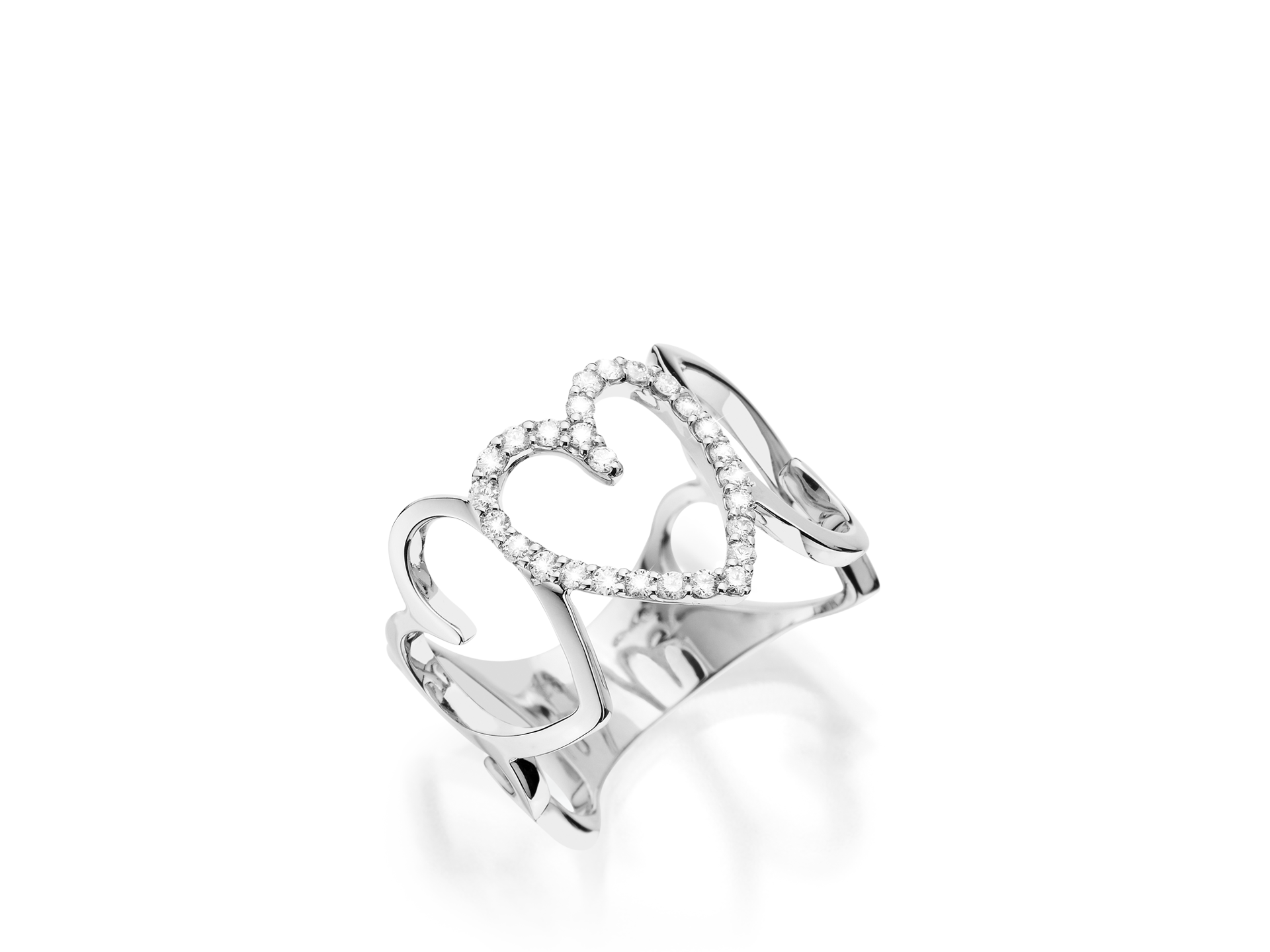 Der DIAMANT RING HEARTS von Schullin ist aus Weißgold gefertigt und zeigt ein filigranes Herzdesign mit kleinen, funkelnden Diamanten. Dieses elegante Symbol der Liebesbeziehung zeichnet sich durch eine moderne Ästhetik aus, die offene Räume zwischen den Herzformen einbezieht.