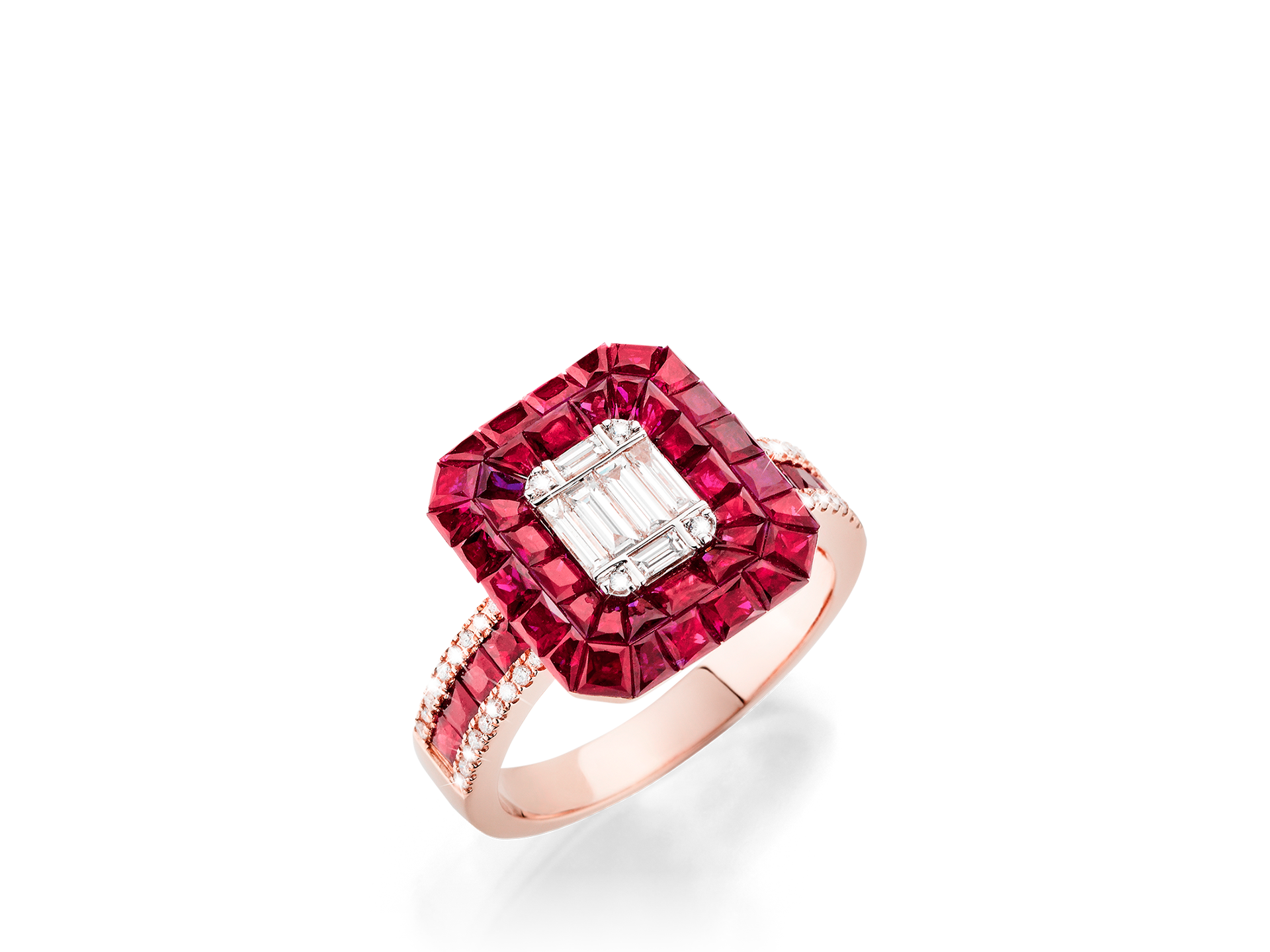 Der RUBIN RING von Schullin ist ein Roségoldring mit einer großen quadratischen Fassung mit Rubinen, die einen zentralen rechteckigen weißen Edelstein umschließen. Der Ring ist mit kleinen rosa Steinen verziert, die seinen Charme noch verstärken.