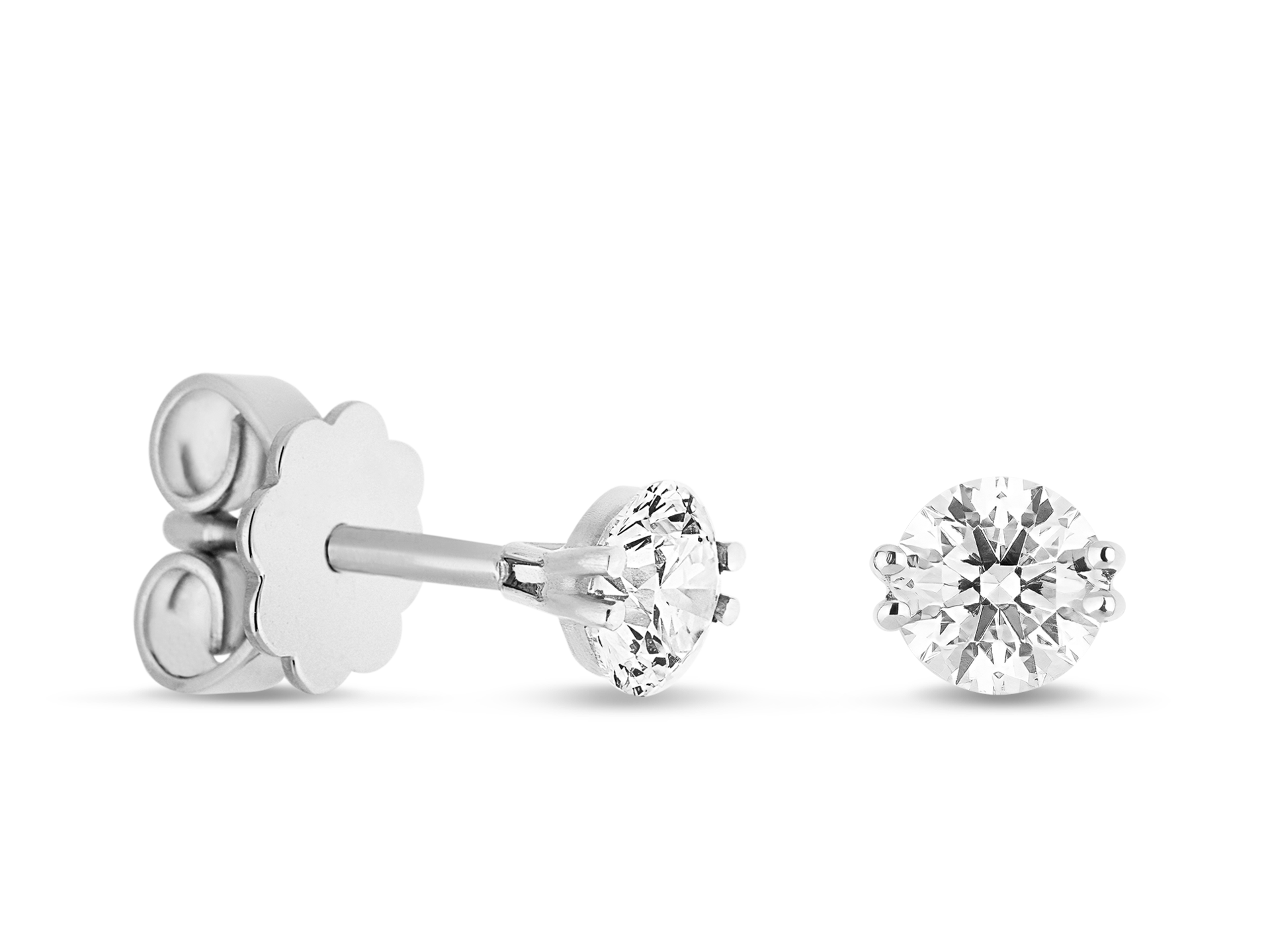 Die Schullin SOLITAIRE OHRSTECKER 0,30 CARAT sind runde Diamant-Ohrstecker mit silberner Zackenfassung und Schmetterlingsverschluss auf weißem Hintergrund.