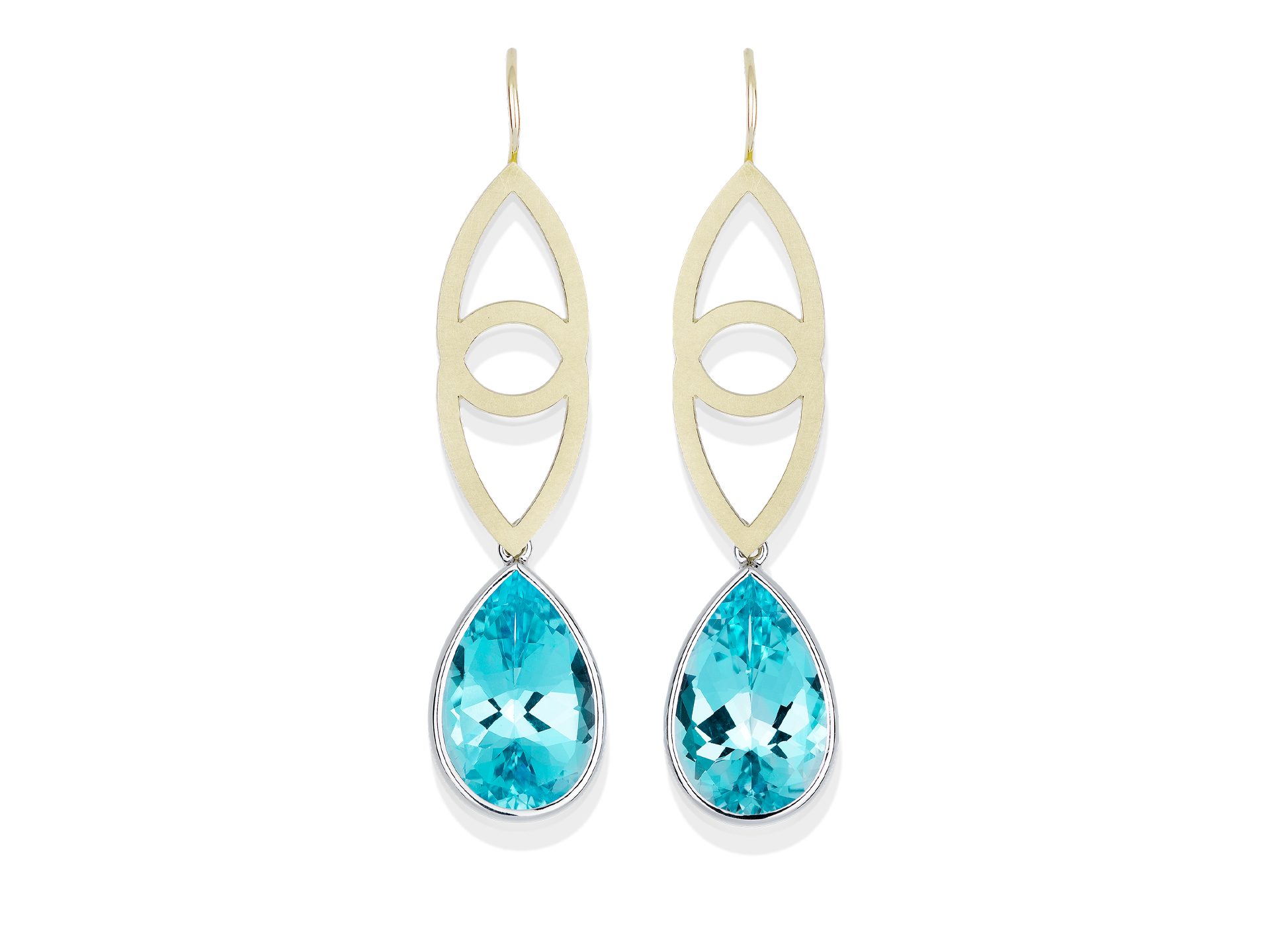 Die Schullin TOPAS OHRGEHÄNGE sind goldene Ohrringe mit durchbrochenen geometrischen Mustern, die jeweils einen großen, tropfenförmigen blauen Edelstein in silberfarbenem Metall präsentieren.