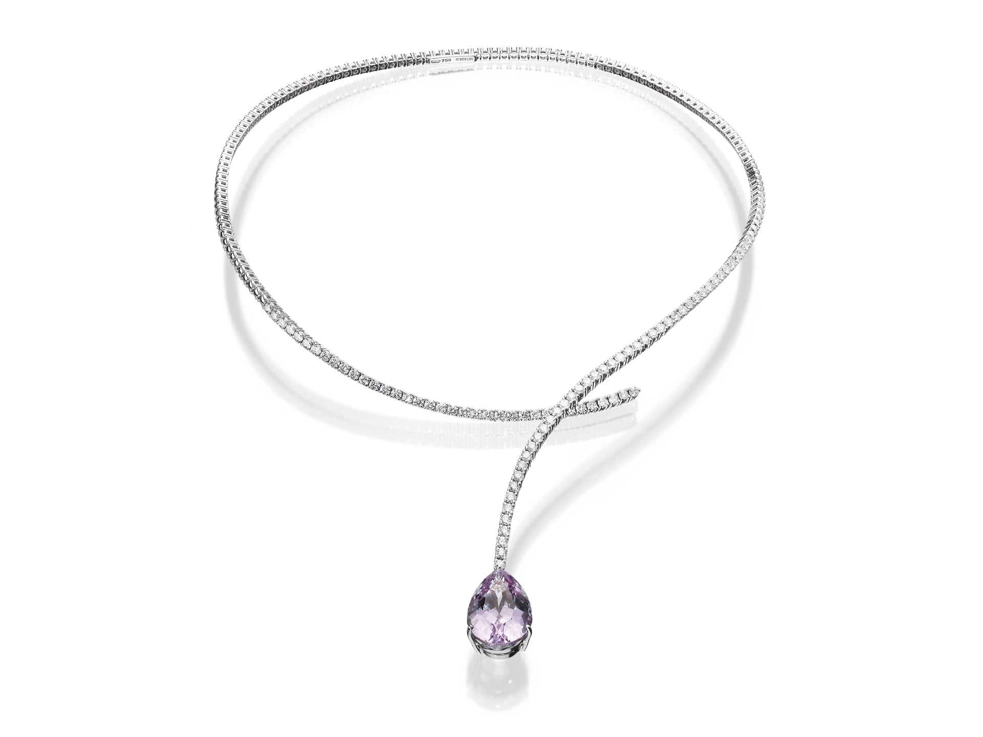 Das DIAMANT HALSREIF von Schullin besteht aus einem dünnen Band aus 18 Karat Weißgold und einem einzelnen Rubellit Tropfen-Anhänger, der sich zart um den Hals legt. Dieses moderne Collier auf weißem Grund verbindet Eleganz mit zeitgenössischem Design.