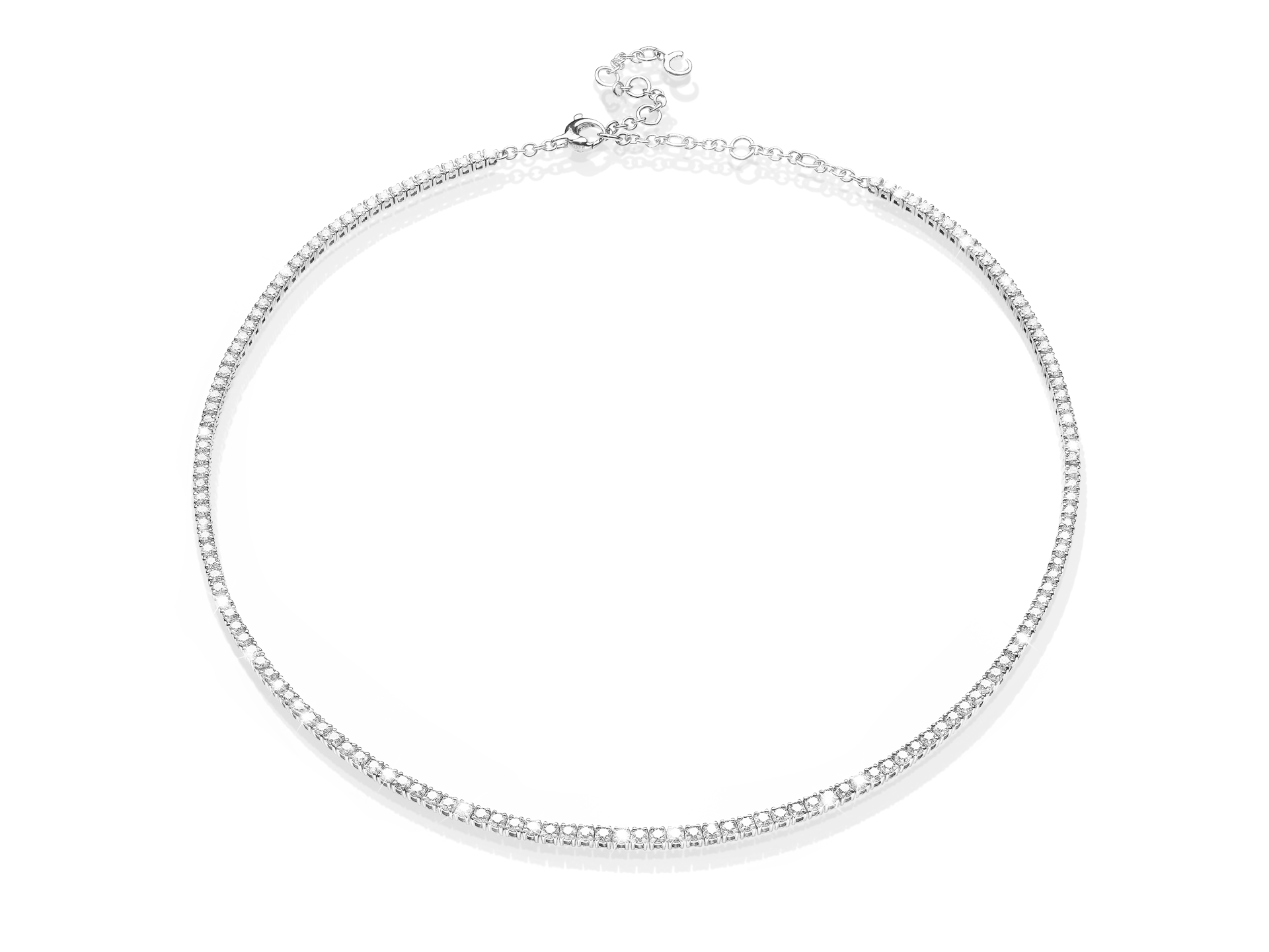 Der Schullin TENNISCOLLIER ist eine zarte silberne Tenniskette, die mit funkelnden Diamanten besetzt ist. Es ist kreisförmig auf weißem Grund angeordnet und verfügt über einen verstellbaren Verschluss am oberen Ende.