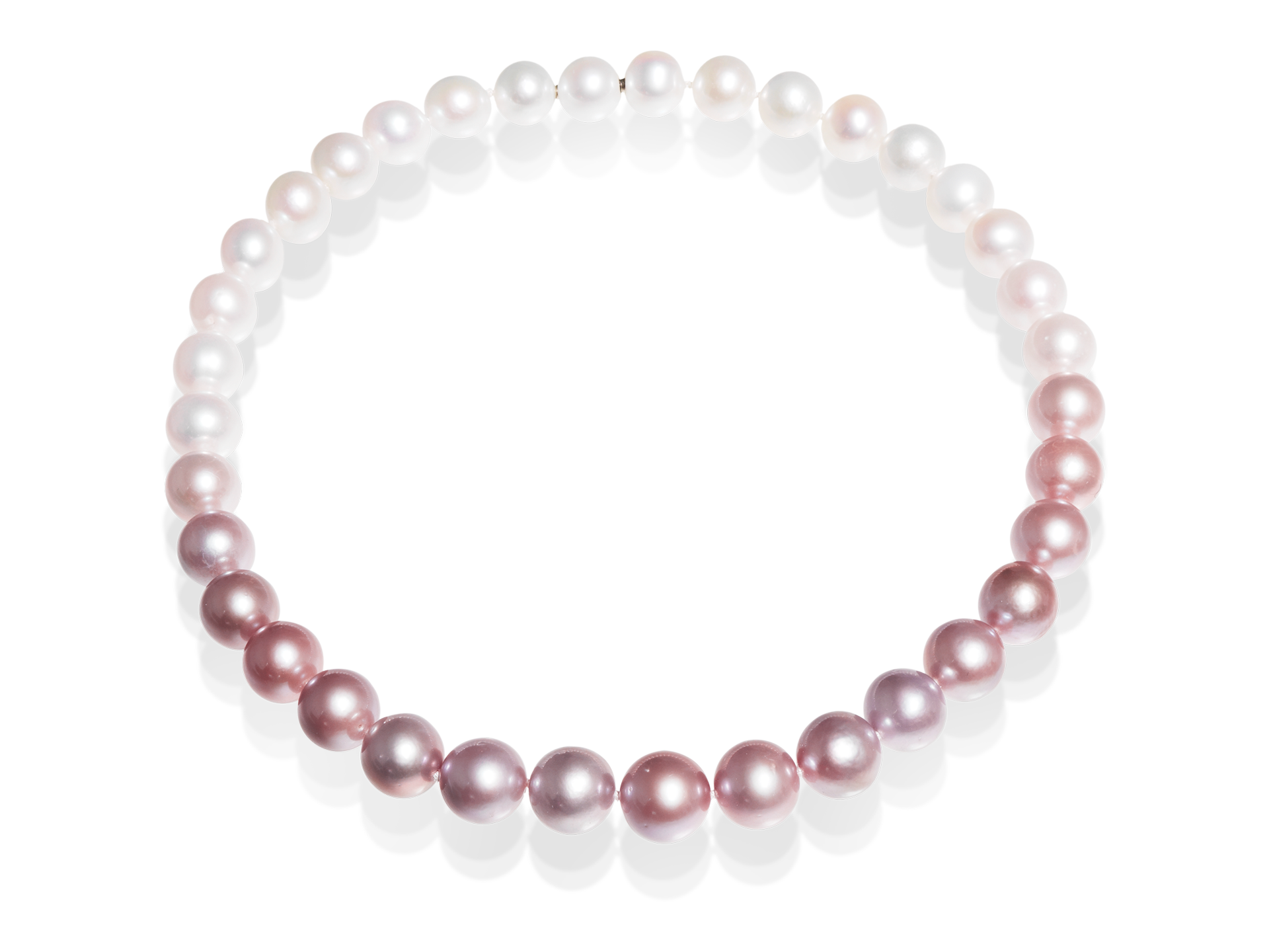 Die PERLEN COLLIER von Schullin besteht aus glatten, kugelförmigen Perlen in Weiß-, Rosa- und Lavendelfarben, die in einem Farbverlauf auf weißem Grund angeordnet sind.