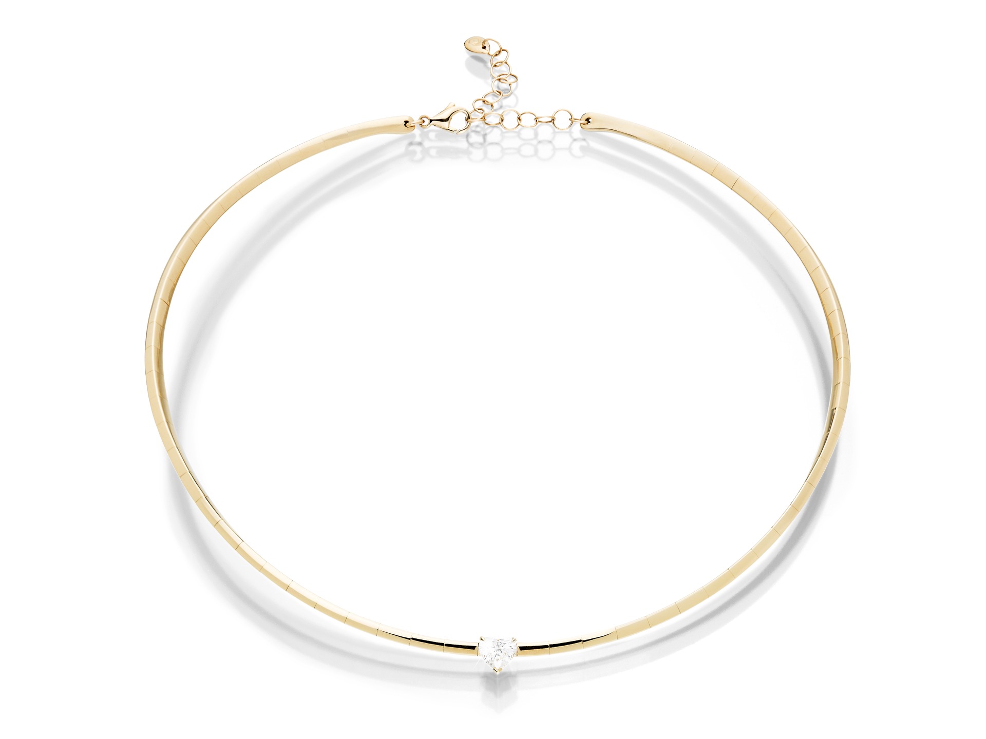 Das Schullin HALSREIF DIAMANT HERZ ist ein dünnes goldenes Collier mit einem kleinen Diamantherz in der Mitte und einem verstellbaren Verschluss.