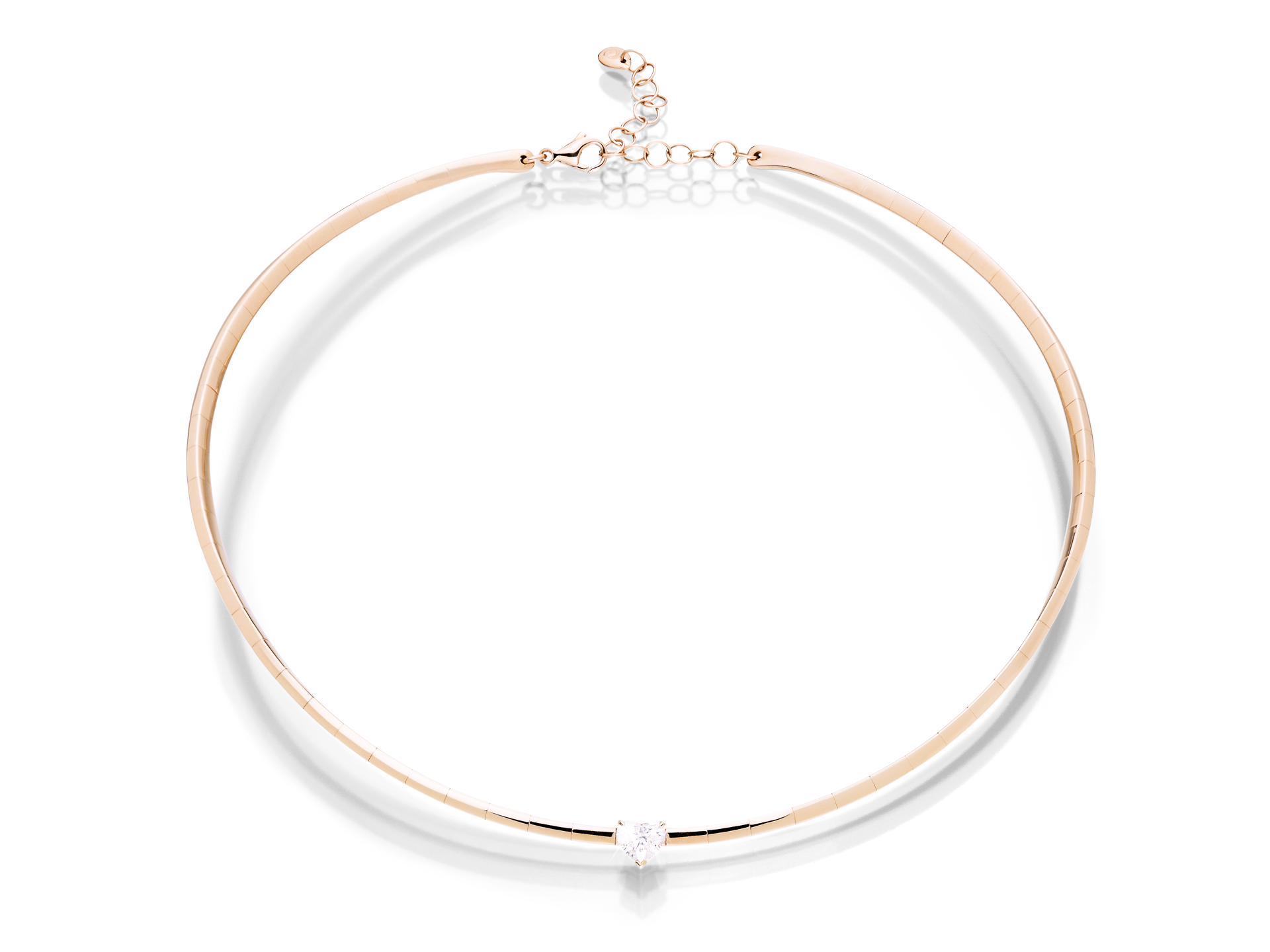 Der HALSREIF DIAMANT HERZ von Schullin ist ein dünnes Goldkollier mit einem einzelnen kleinen, runden, weißen Edelstein in der Mitte, der flach auf einem weißen Hintergrund liegt.