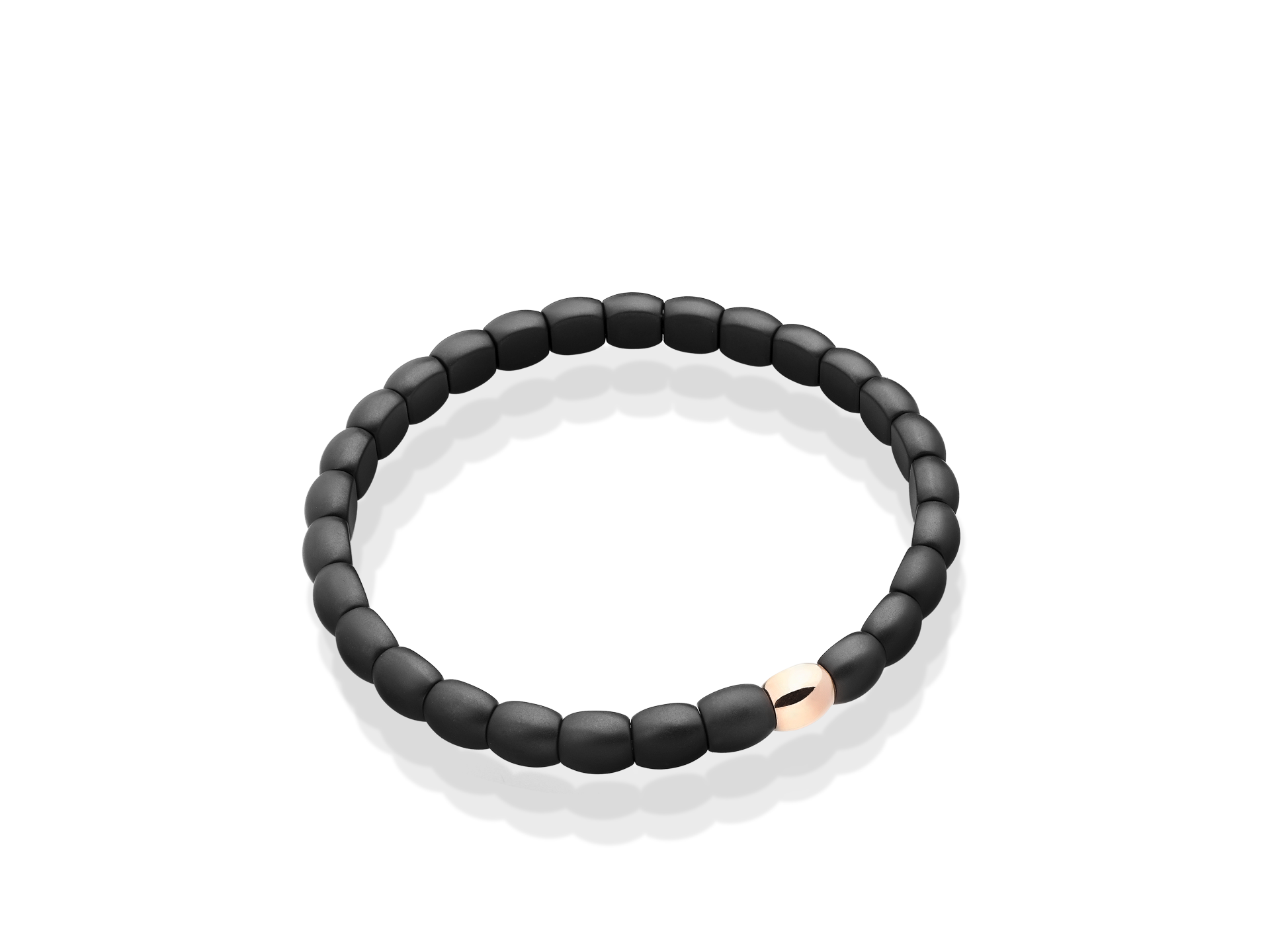 Das KERAMIK ARMBAND ROSÉGOLD von Schullin zeichnet sich durch mattschwarze runde Perlen aus, die mit einer einzelnen Perle aus metallischem Roségold akzentuiert sind und sich auf einem schlichten weißen Hintergrund präsentieren.