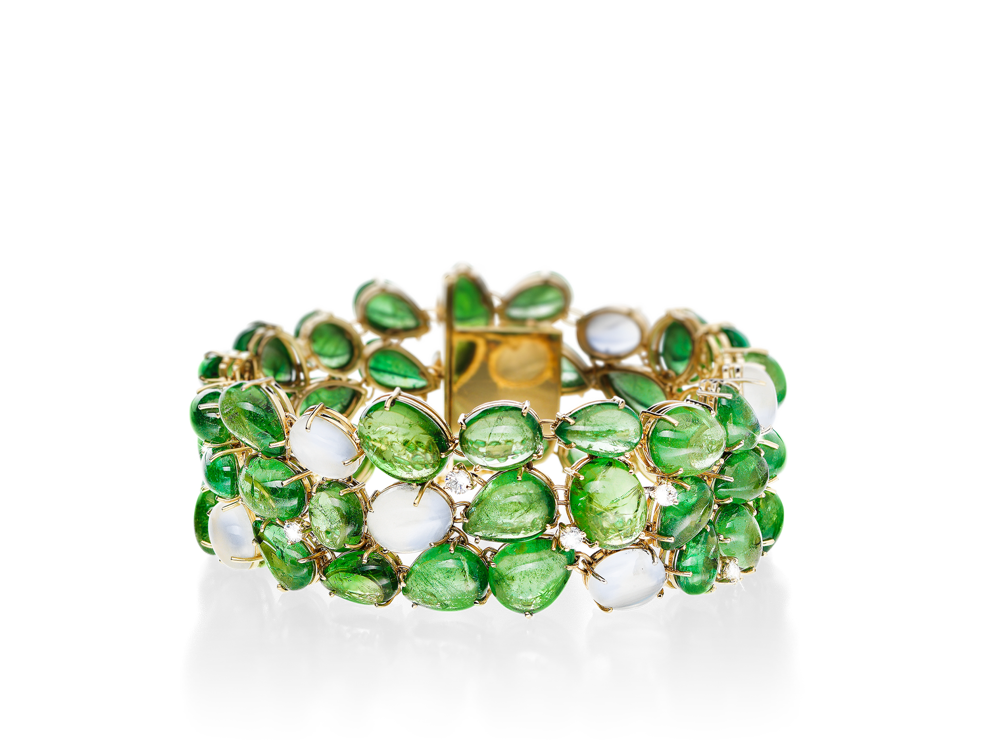 Das Schullin TSAVORIT ARMBAND ist ein 18-karätiges Gelbgoldarmband mit ovalen grünen und weißen Edelsteinen, darunter schillernde Diamanten, die in einem sich wiederholenden Muster auf weißem Grund angeordnet sind.