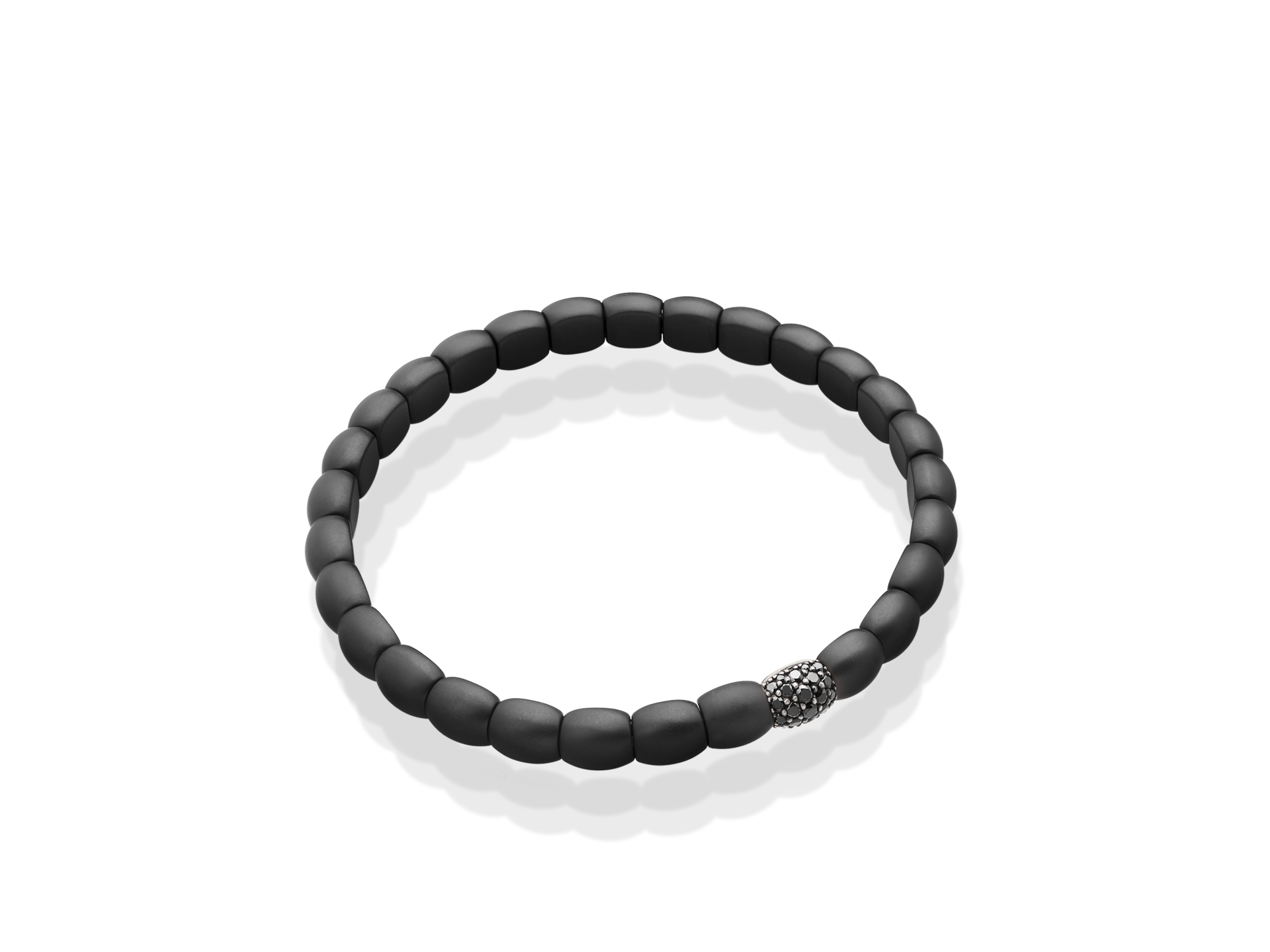 Das Schullin KERAMIK ARMBAND BLACK DIAMOND ist ein minimalistisches Armband mit mattschwarzen Perlen und einer mit funkelnden Steinen besetzten Perle auf weißem Grund.