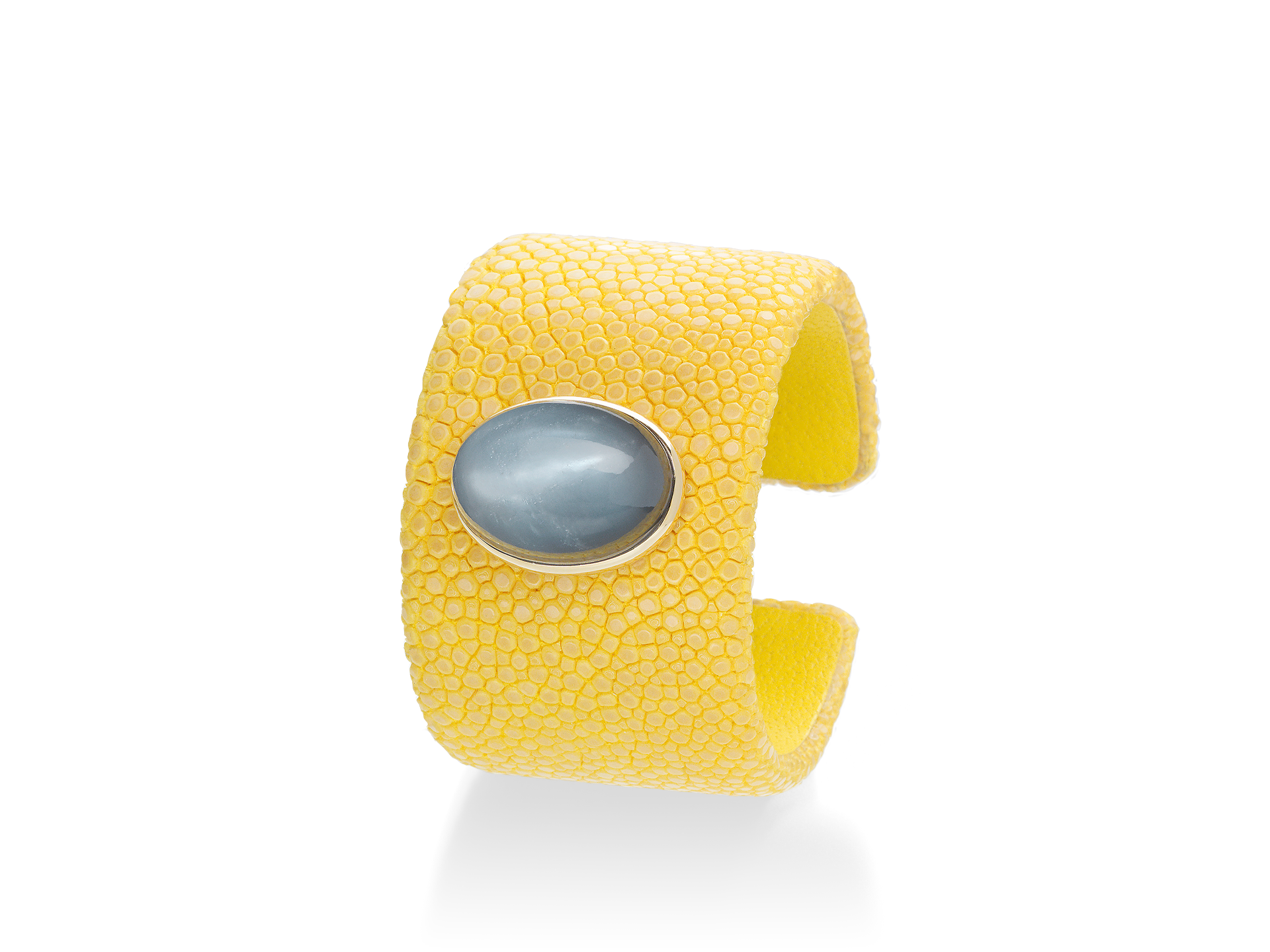 Der GALUCHAT ARMREIF MONDSTEIN von Schullin: 18 Karat Gelbgold, breites Design mit großem runden grauem Mondstein in Silberfassung - präsentiert auf schlicht weißem Hintergrund.