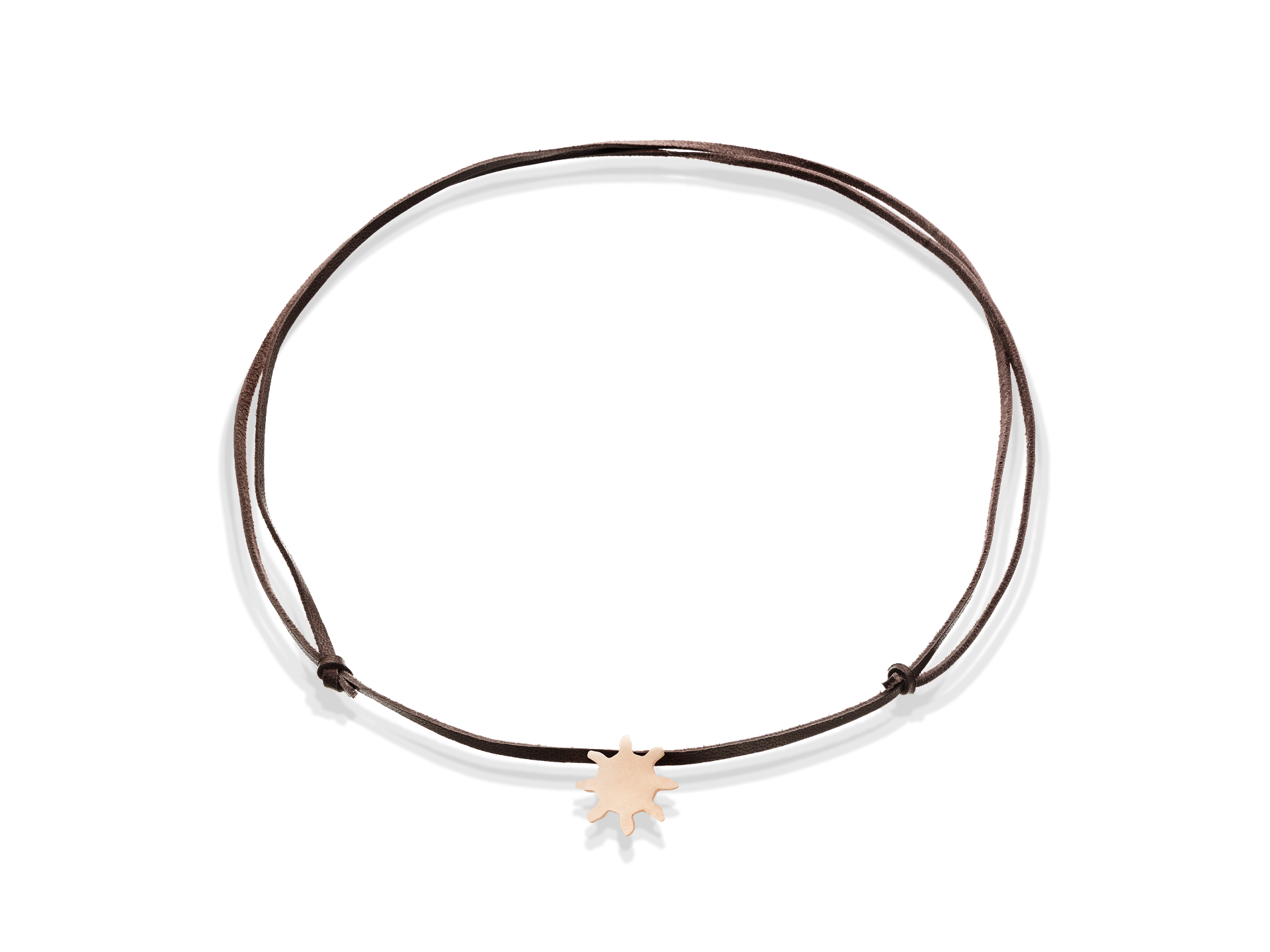 Wir präsentieren das HALSBAND SUN von Schullin: ein elegantes Armband aus braunem Leder, verziert mit einem zarten, flachen, sternförmigen Anhänger aus 18 Karat Roségold.