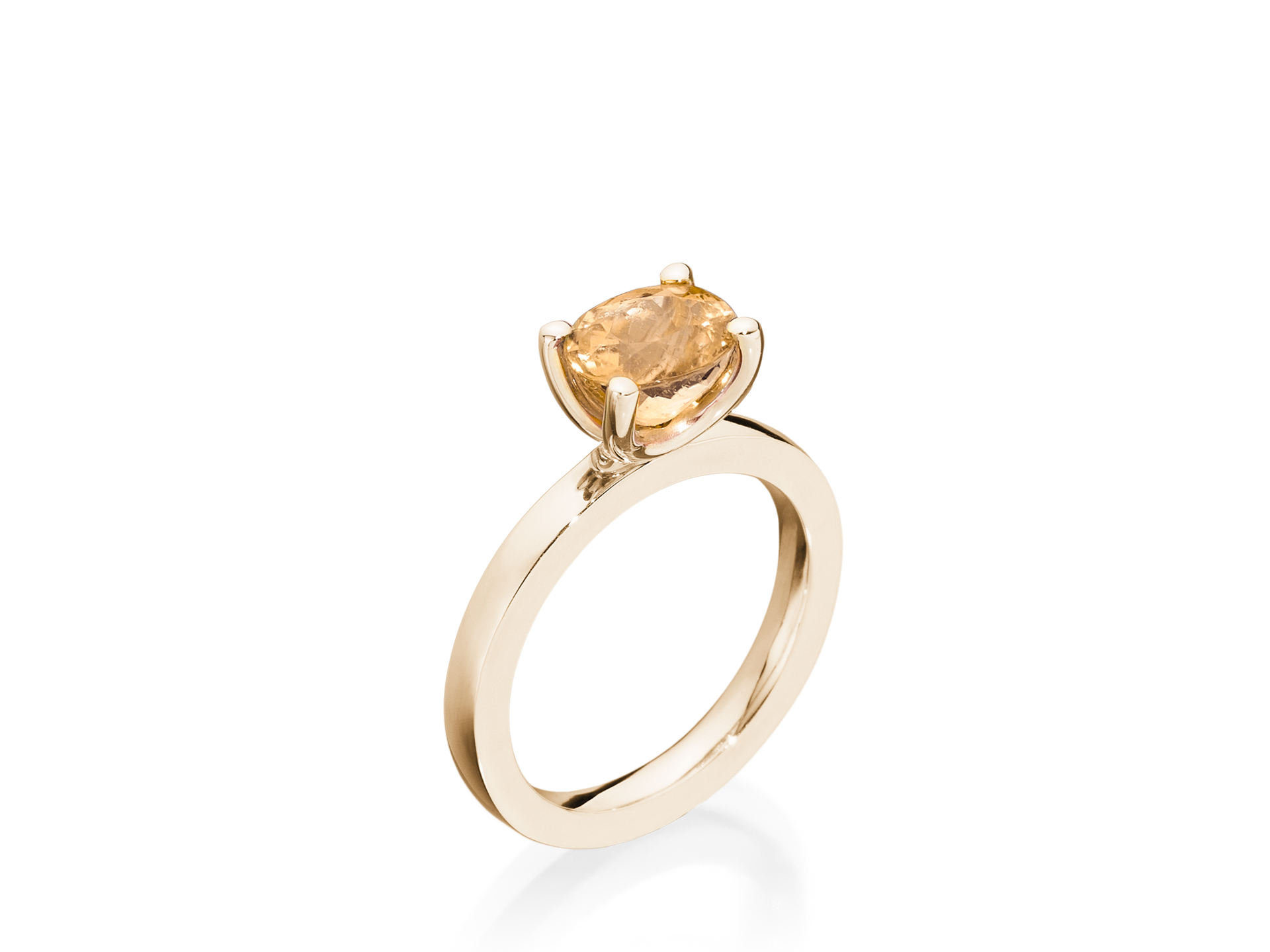 Der TURMALIN RING FANCY T von Schullin ist ein Goldring mit einem runden, facettierten gelben Edelstein in einer Vier-Zacken-Fassung, der vor einem weißen Hintergrund gezeigt wird.