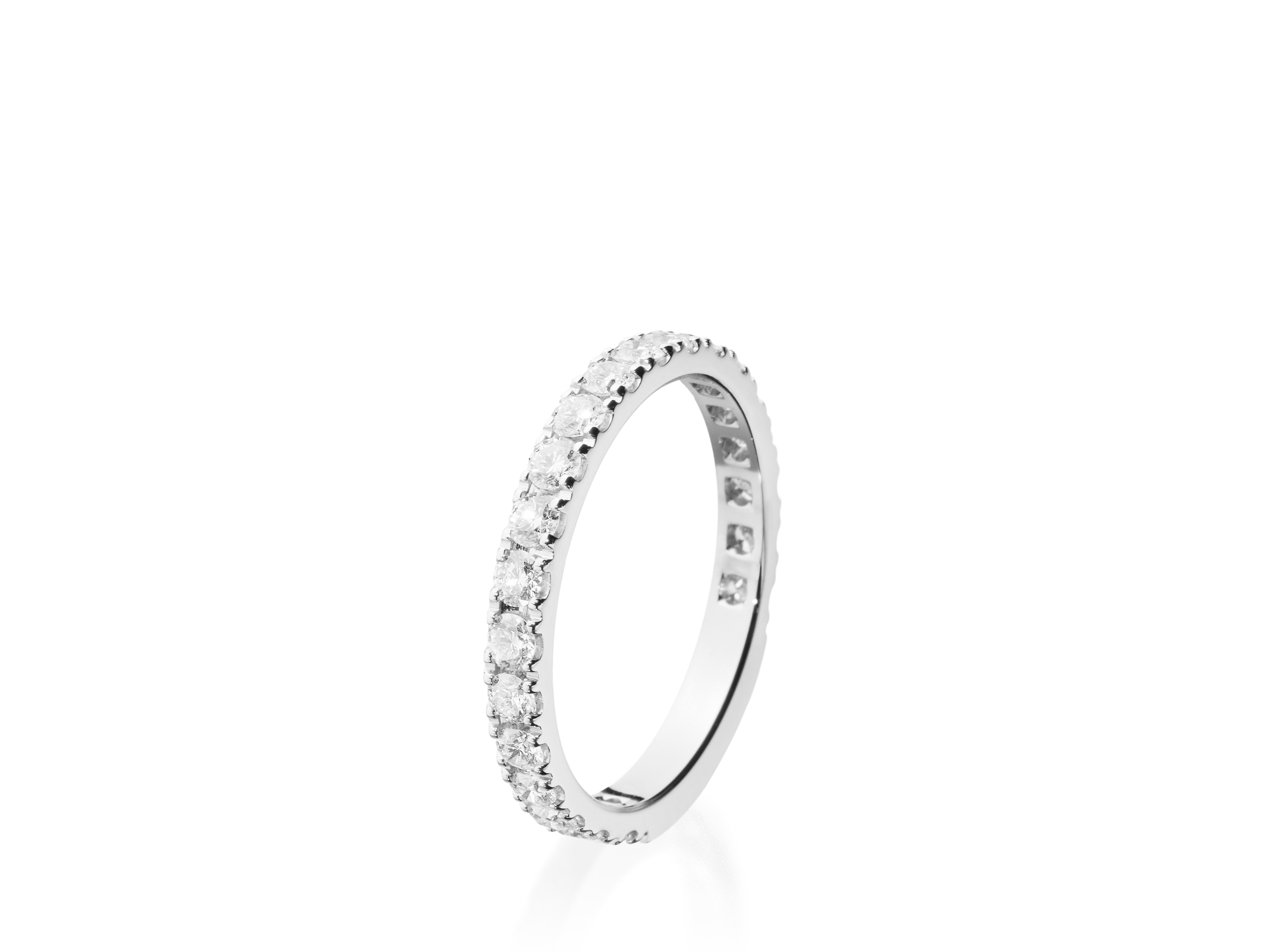 Der Schullin MEMOIRE RING 0,75 CARAT ist ein Ewigkeitsring aus Weißgold, der mit einem durchgehenden Kreis aus funkelnden Diamanten geschmückt ist, die vor einem schlichten weißen Hintergrund stehen.