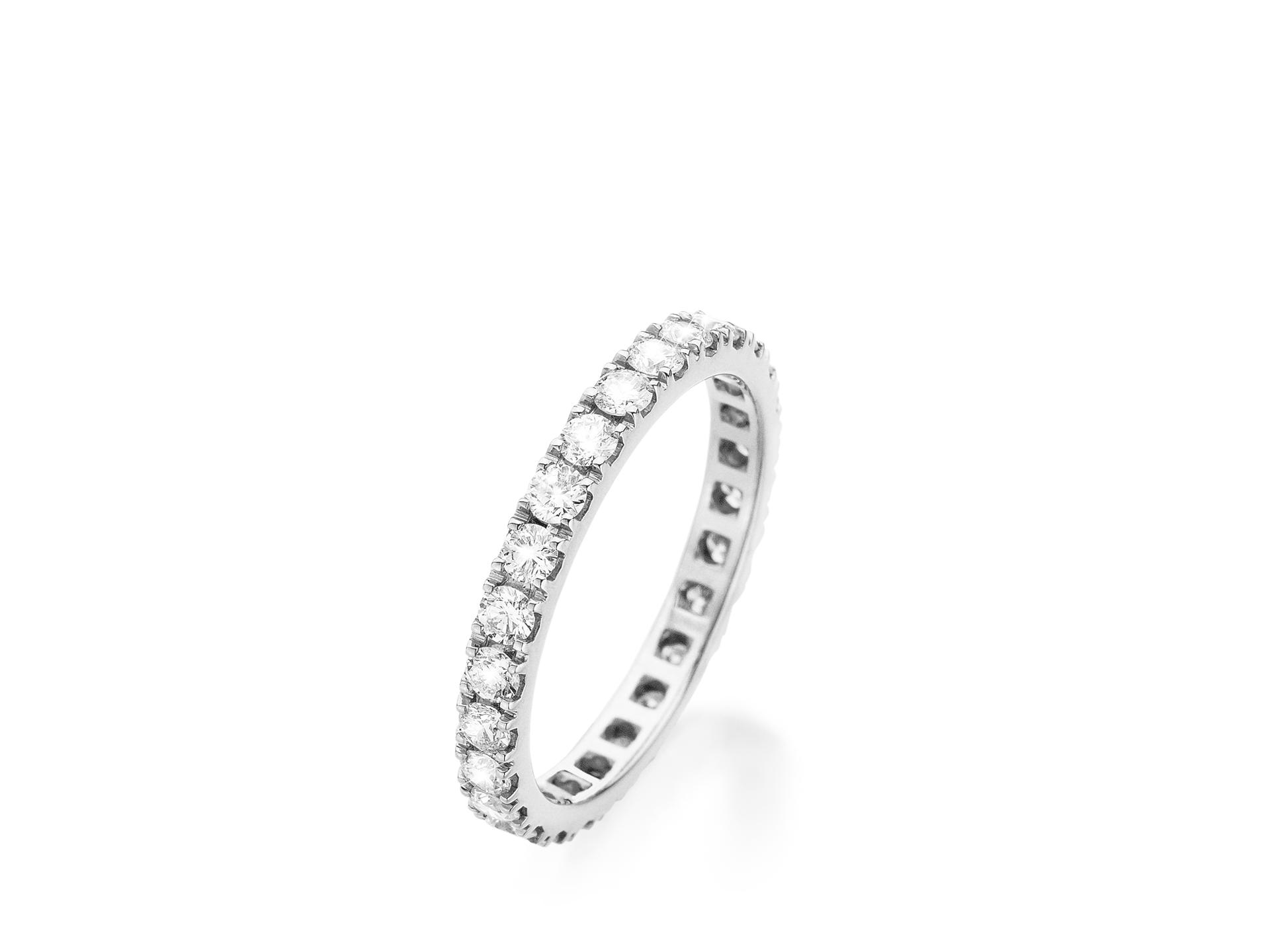 Der Schullin MEMOIRE RING 1,00 CARAT ist ein schlanker, silberner Ewigkeitsring mit runden Diamanten auf weißem Grund, die das Band umschließen.