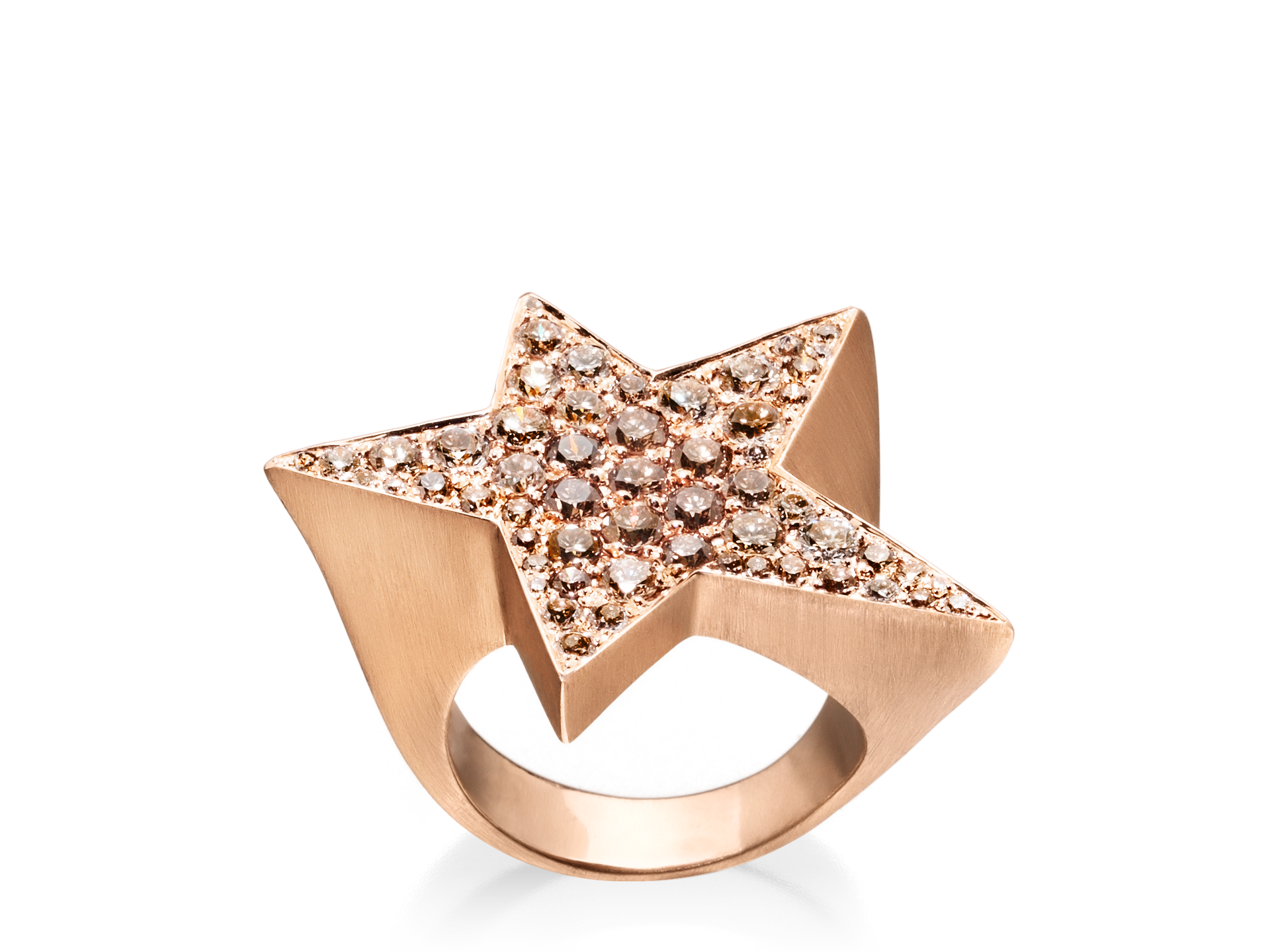 Der STAR RING von Schullin zeichnet sich durch ein kühnes, sternförmiges Design in Gold aus, das mit funkelnden kleinen Diamanten besetzt ist und sich vor einem schlichten weißen Hintergrund präsentiert.