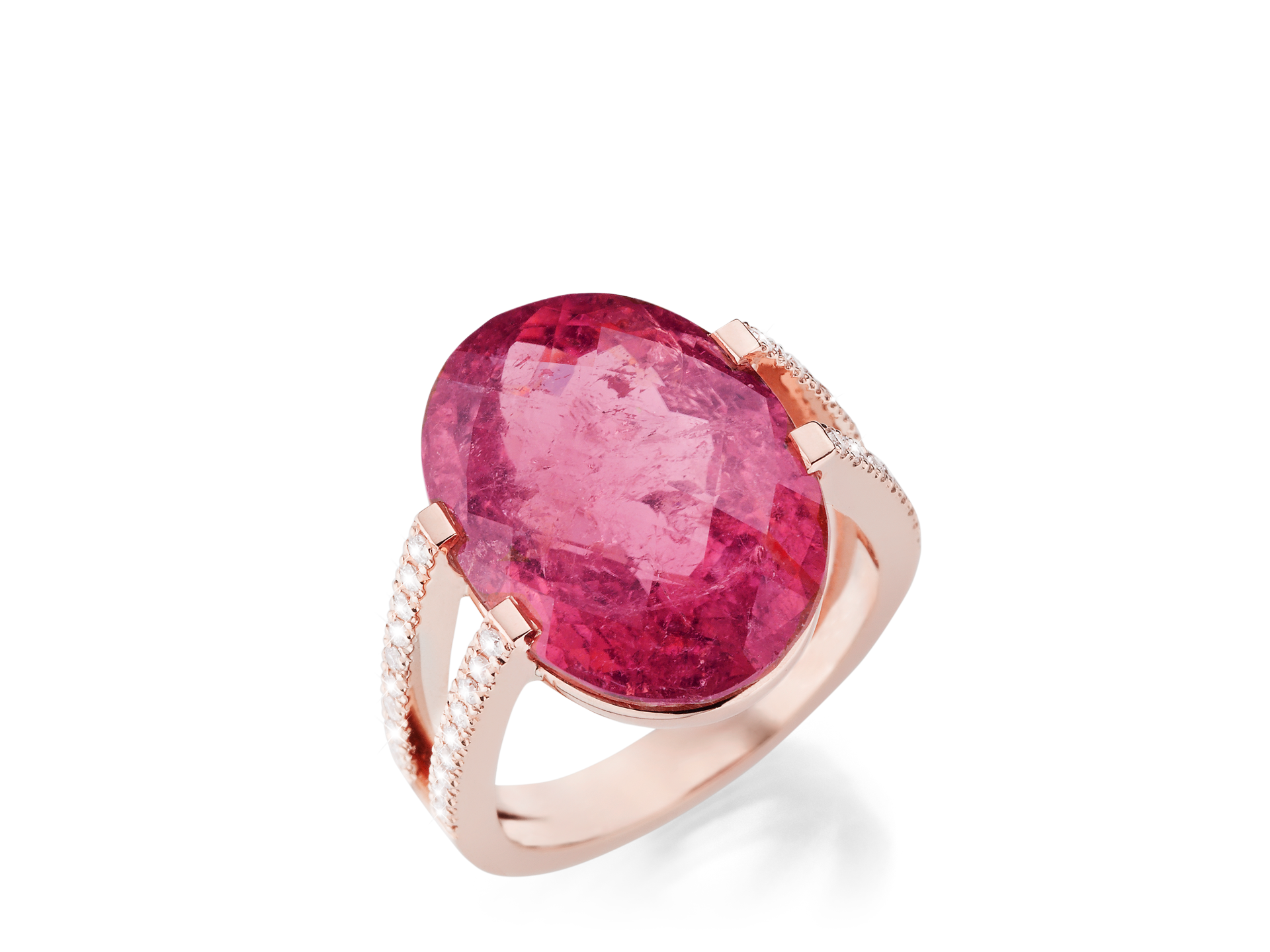 Der TURMALIN RING TWIN von Schullin zeigt einen auffälligen ovalen rosa Turmalin in 18 Karat Roségold, der von zwei Reihen funkelnder Diamanten auf jeder Seite akzentuiert wird und sich vor einem schlichten weißen Hintergrund präsentiert.