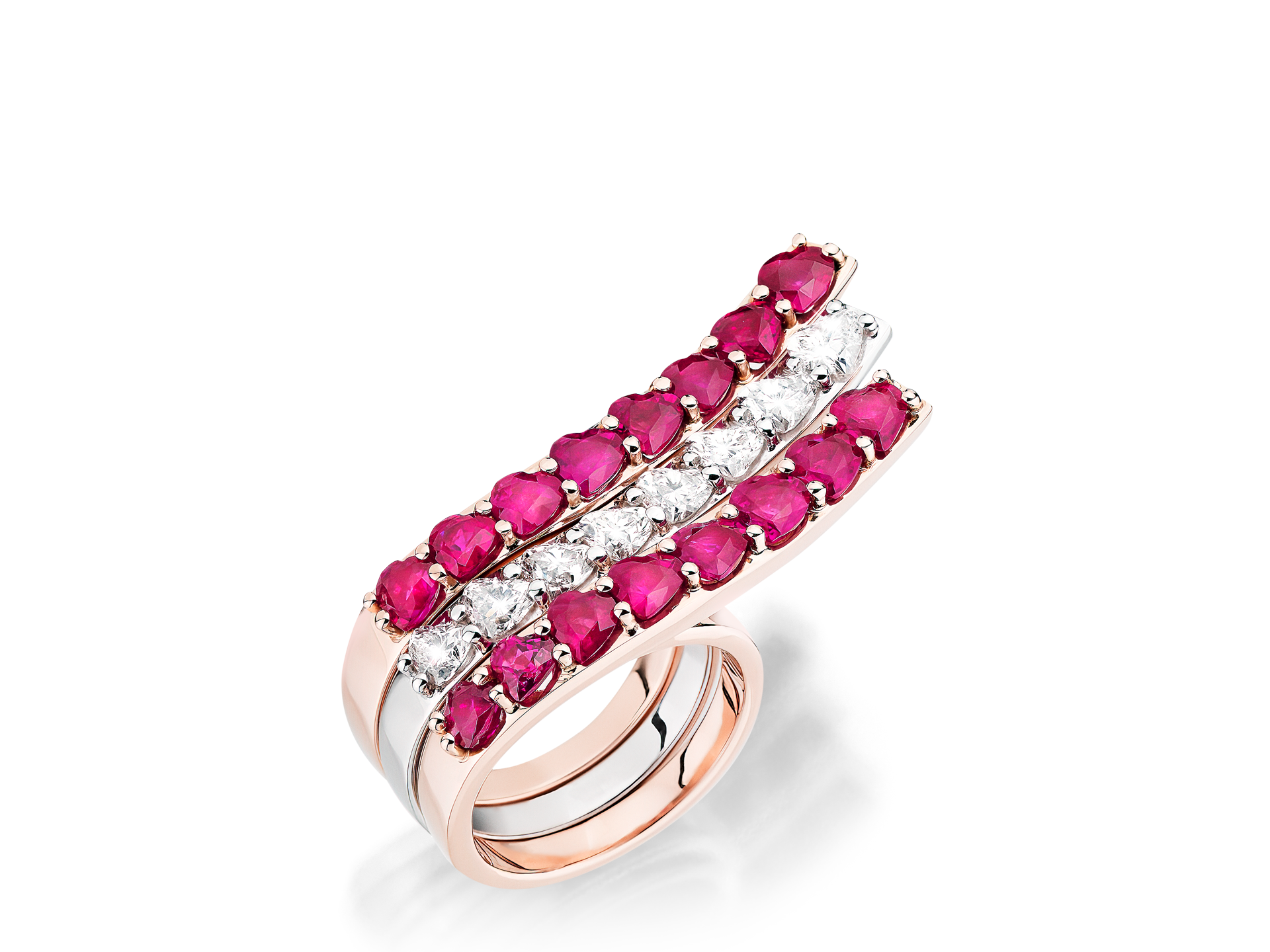 Der Schullin RING TOGETHER ist ein Goldring mit drei geschwungenen Reihen - die äußeren Reihen mit roten Steinen und die mittlere Reihe mit klaren Steinen - in einem modernen Spiraldesign vor einem schlichten weißen Hintergrund.