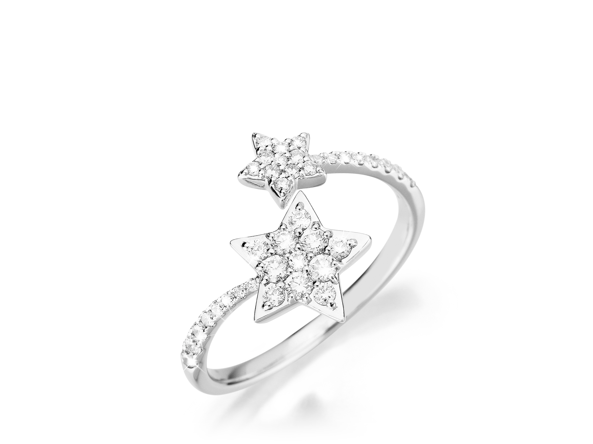 Der WEIHNACHTSSPECIAL STERNENRING von Schullin ist ein Silberring mit zwei diamantbesetzten Sternen und zusätzlichen Diamanten auf dem Band, die sich vor einem weißen Hintergrund präsentieren.