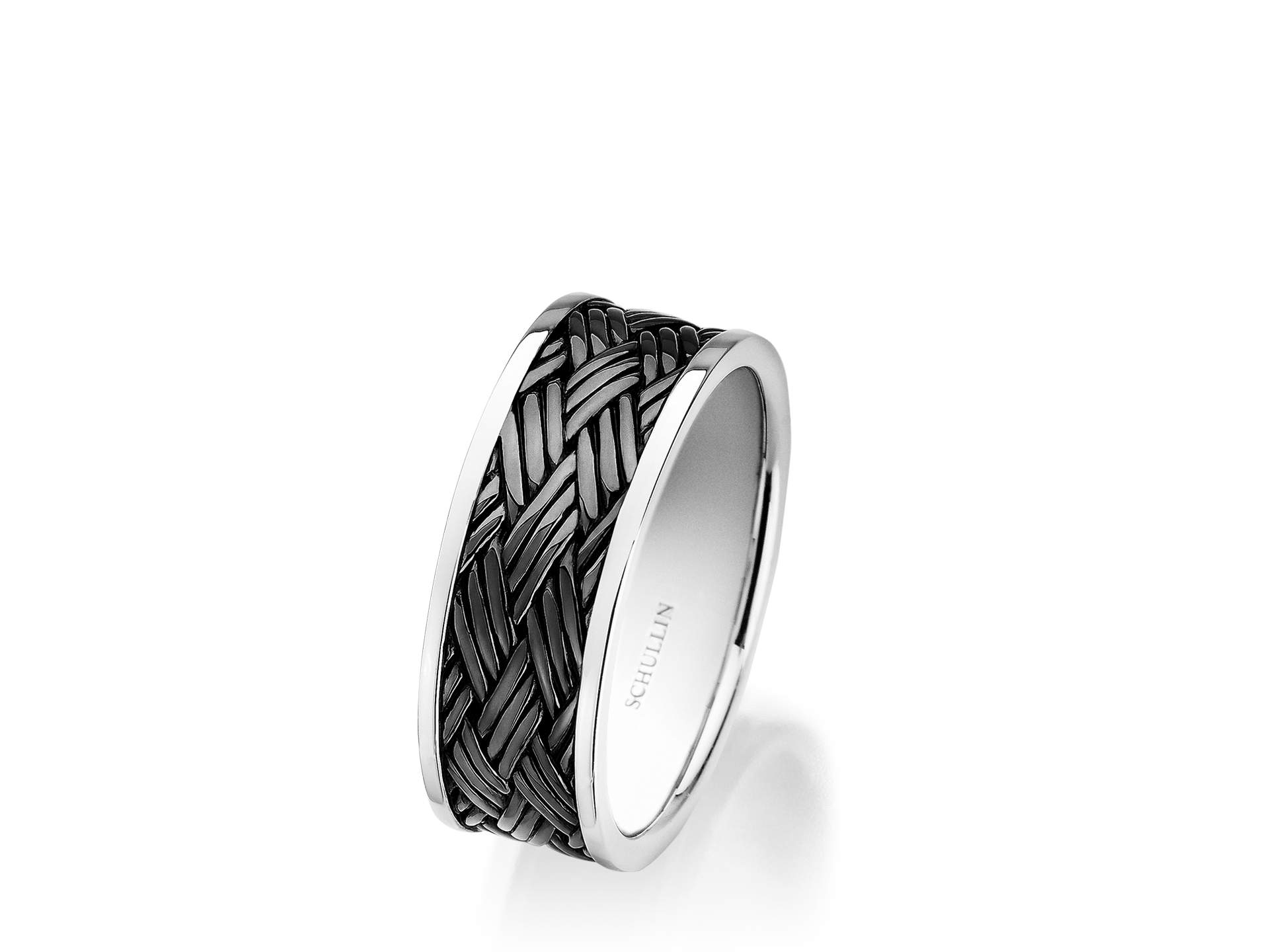 Der SILBERRING von Schullin zeichnet sich durch glatte, polierte Silberkanten und ein zentrales schwarzes Flechtmuster aus. Auf dem Innenring ist "SCHULLIN" eingraviert. Der Ring ist vor einem weißen Hintergrund abgebildet.