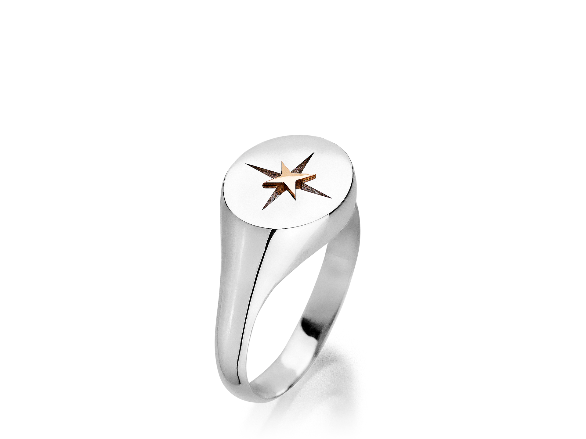 Der ELEMENTS RING SILBER von Schullin ist ein ovaler Siegelring aus Silber mit einem eingravierten achtzackigen goldenen Stern in der Mitte, der auf einem schlichten weißen Hintergrund steht.