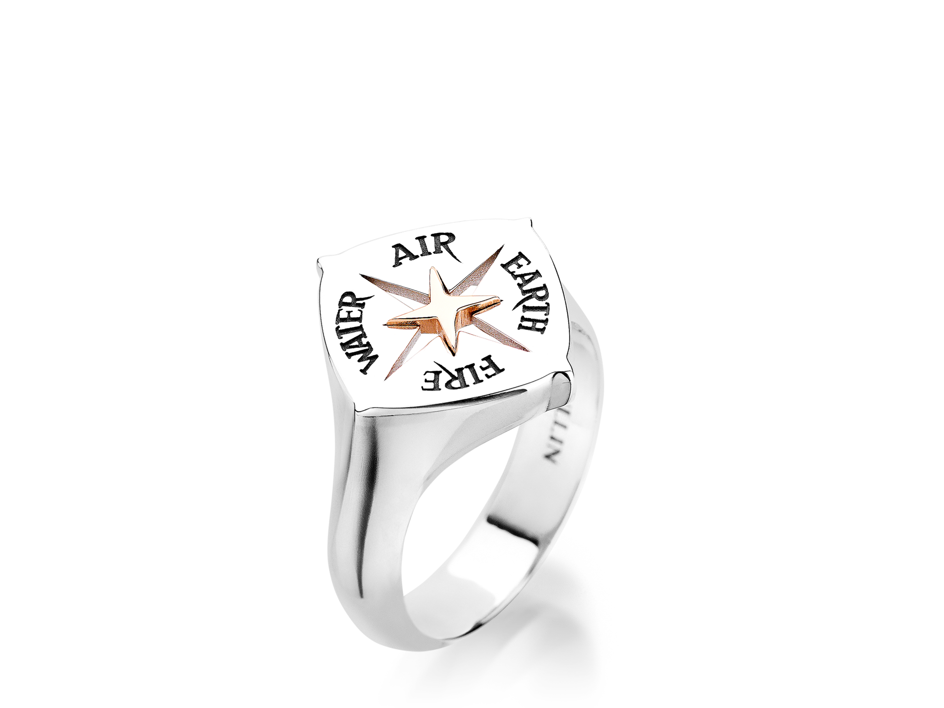 Der Schullin ELEMENTS RING SILBER ist ein Silberring mit einer quadratischen Fläche und einem goldenen Stern in der Mitte. In jeder Ecke sind die Elemente LUFT, ERDE, FEUER und WASSER auf einem schlichten weißen Hintergrund eingraviert.