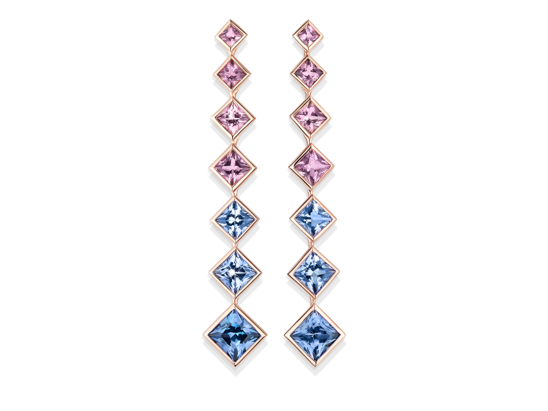 Die TANSANIT OHRGEHÄNGE von Schullin sind lange Ohrringe aus 18 Karat Roségold, die abwechselnd rosa Turmalinen und blaue Edelsteine in diamantförmigen Fassungen zeigen. Die exquisiten blauen Tansaniten und anderen Edelsteine werden von oben nach unten allmählich größer und heben sich wunderschön vom schwarzen Hintergrund ab.