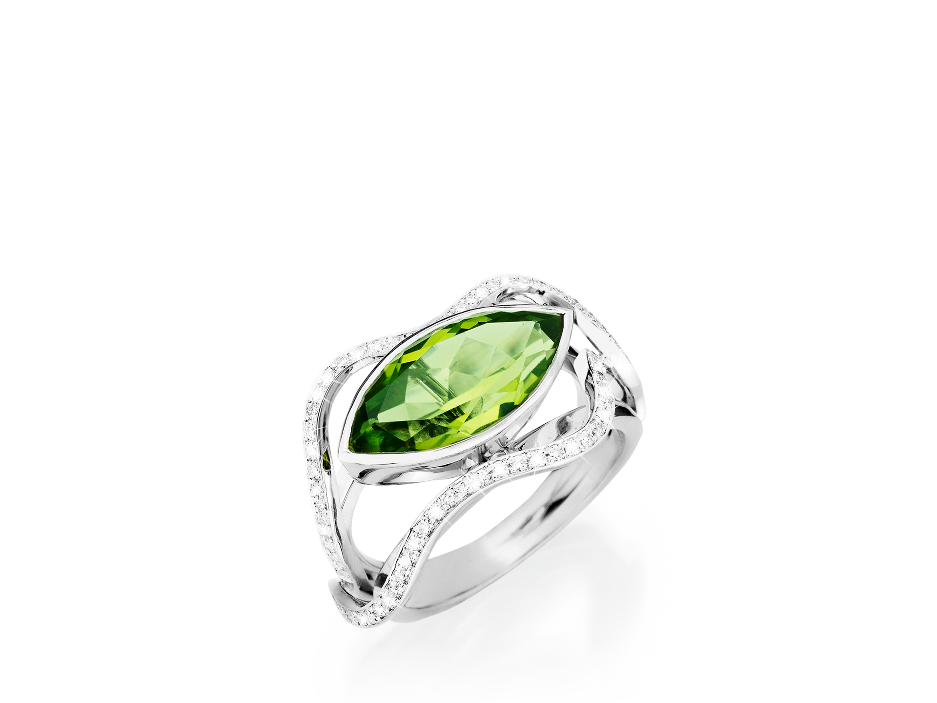 Der PERIDOT RING BATANA von Schullin mit einem Peridot-Navette-Edelstein im Marquise-Schliff in der Mitte und einem filigranen, mit kleinen weißen Steinen verzierten Band wird elegant auf einer reflektierenden Oberfläche präsentiert.