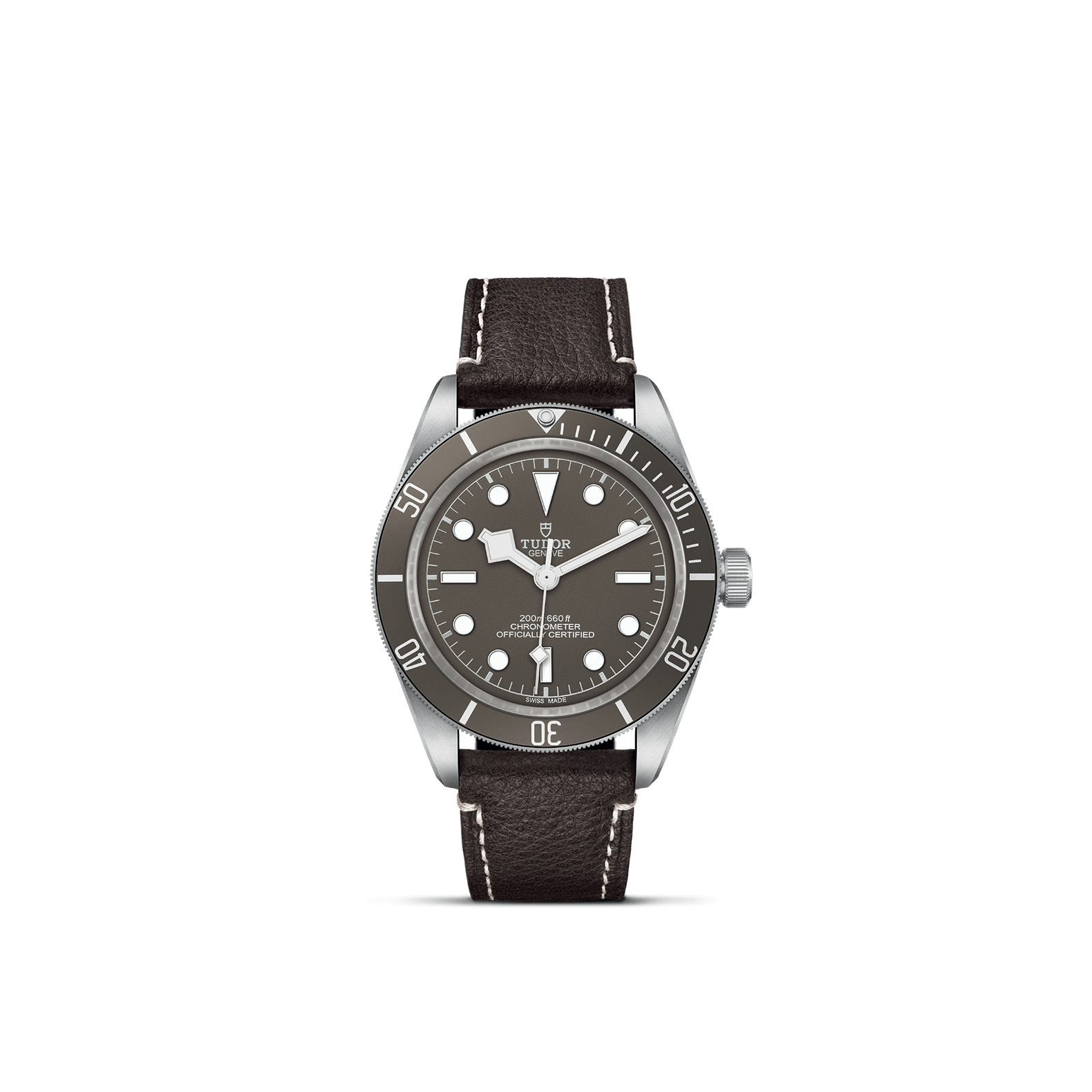 Wir präsentieren die TUDOR BLACK BAY FIFTY-EIGHT 925 von Schullin, eine silber-schwarze Uhr mit rundem Zifferblatt und schwarzem Zifferblatt mit weißen Stundenmarkierungen. Sie ist mit einem Kaliber MT5400-Mechanismus ausgestattet und mit einem gewölbten Kristallglas geschmückt. Das Design wird elegant durch ein braunes Lederarmband mit weißen Nähten und einer schwarzen Lünette abgerundet und bietet ein klassisches, anspruchsvolles Erscheinungsbild.