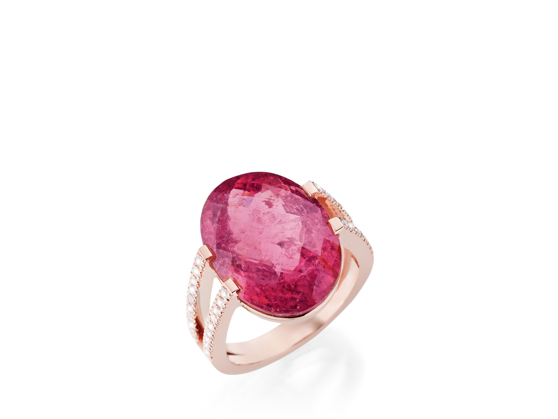 Wir präsentieren den TURMALIN RING TWIN von Schullin: einen exquisiten Ring aus 18 Karat Roségold mit einem auffälligen ovalen rosa Turmalin, wunderschön eingefasst in ein geteiltes Band. Jede Seite des Bandes ist mit kleinen Diamanten verziert, was sein anspruchsvolles Design unterstreicht.