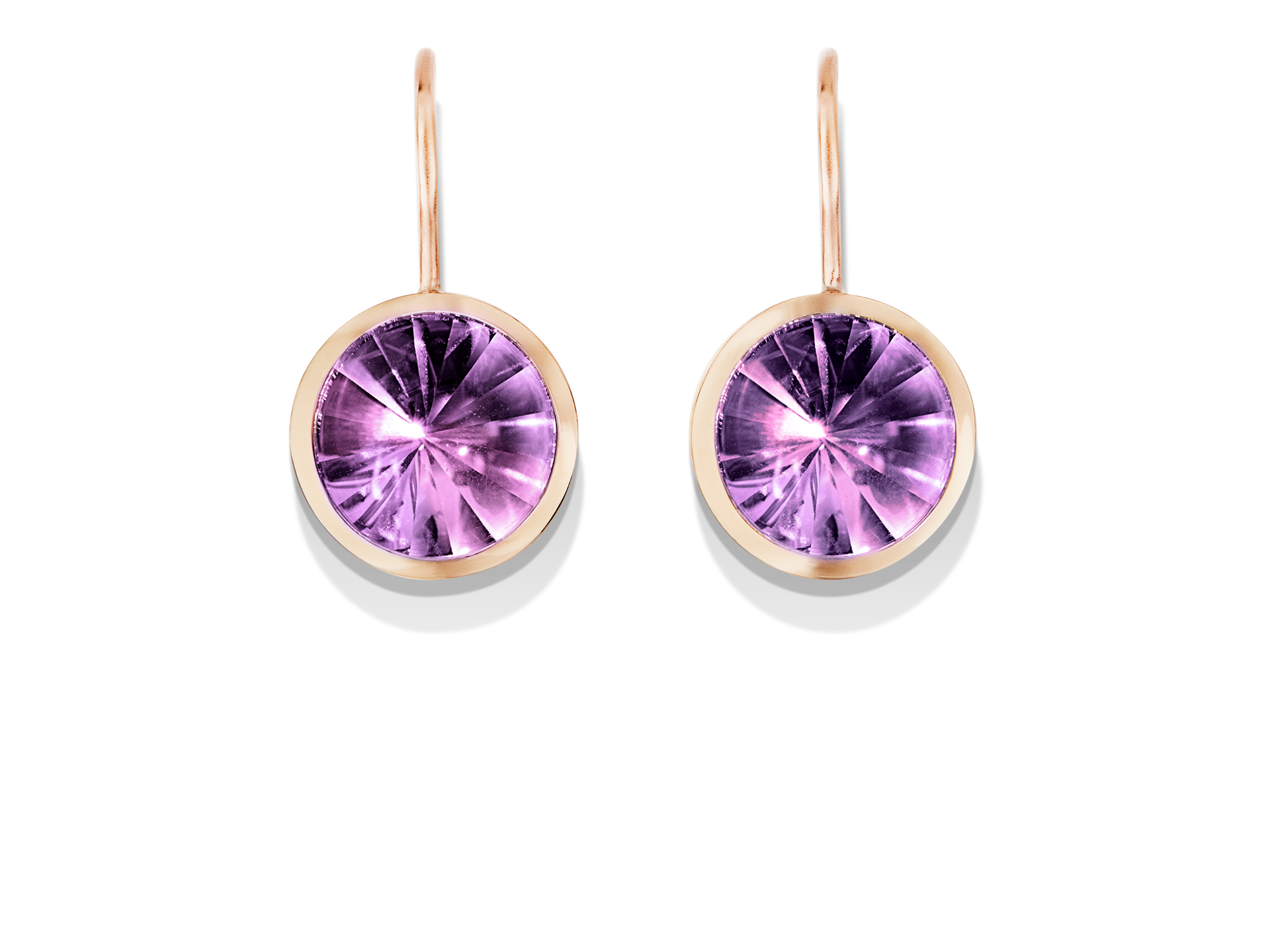 Ein atemberaubendes Paar AMETHYST OHRRINGE BUFFTOP von Schullin in elegantem Roségold, mit runden, facettierten Amethyst-Edelsteinen in einer einfachen Fassung mit glatten Kanten und einem Hakenverschluss.