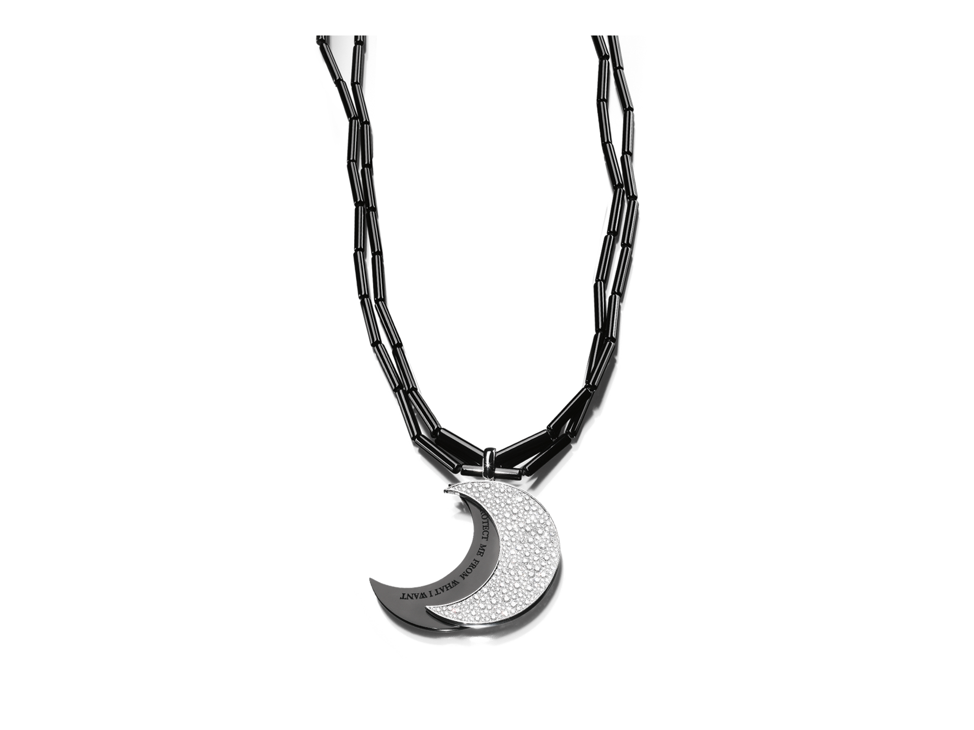 Wir präsentieren die HALSKETTE MOON von Schullin: Ein halbmondförmiger Anhänger aus Weißgold, verziert mit kleinen weißen Diamanten und an einer zarten Kette befestigt. Der Anhänger weist entlang seiner inneren Rundung einen eingravierten Text auf.