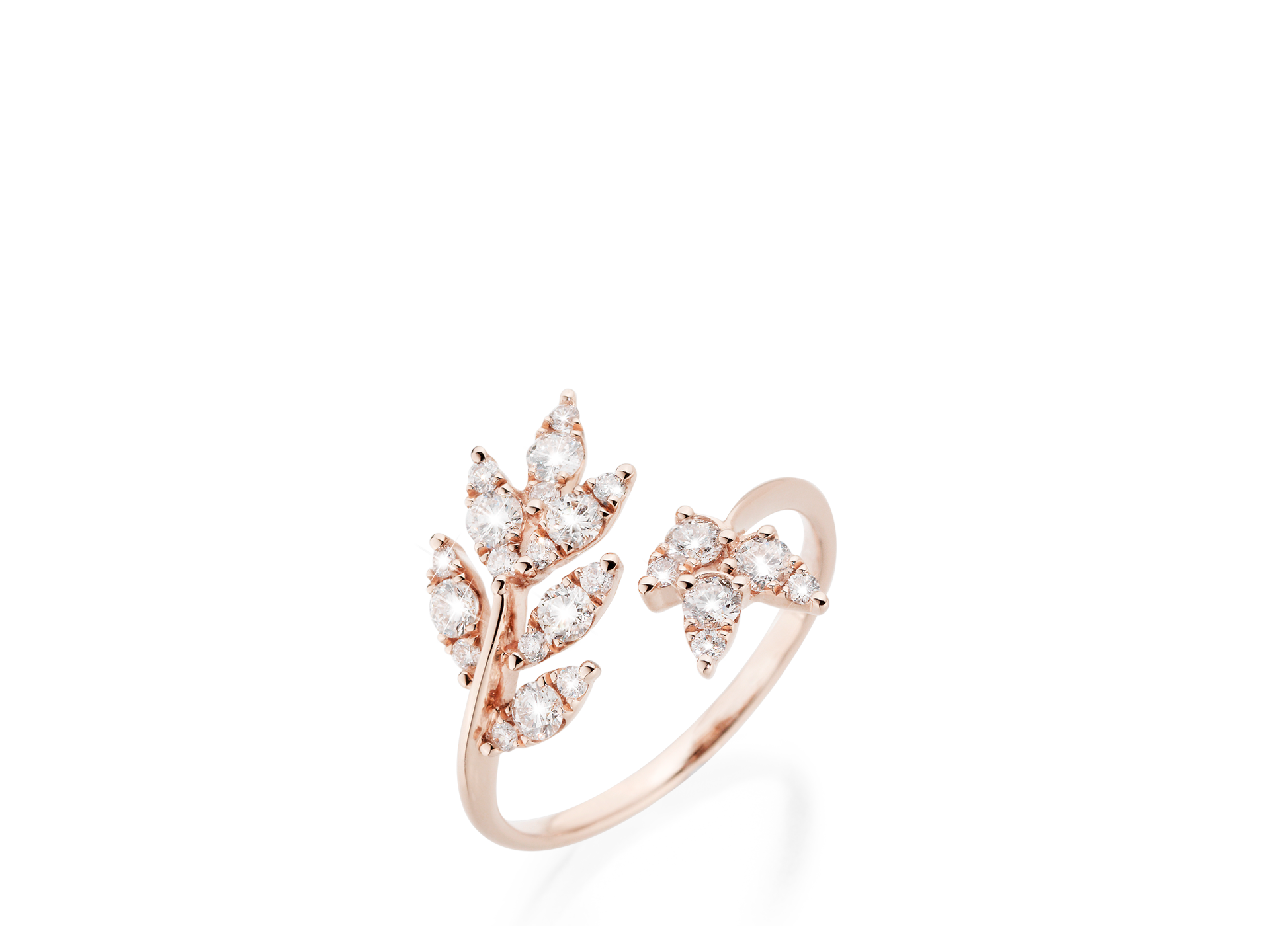 Der DIAMANT RING LEAVES von Schullin ist aus 18 Karat Roségold gefertigt und verfügt über ein blattinspiriertes Design, das mit mehreren funkelnden weißen Edelsteinen geschmückt ist. Seine offenen Zweige zeigen Steingruppen und sorgen so für ein elegantes und zartes Erscheinungsbild.