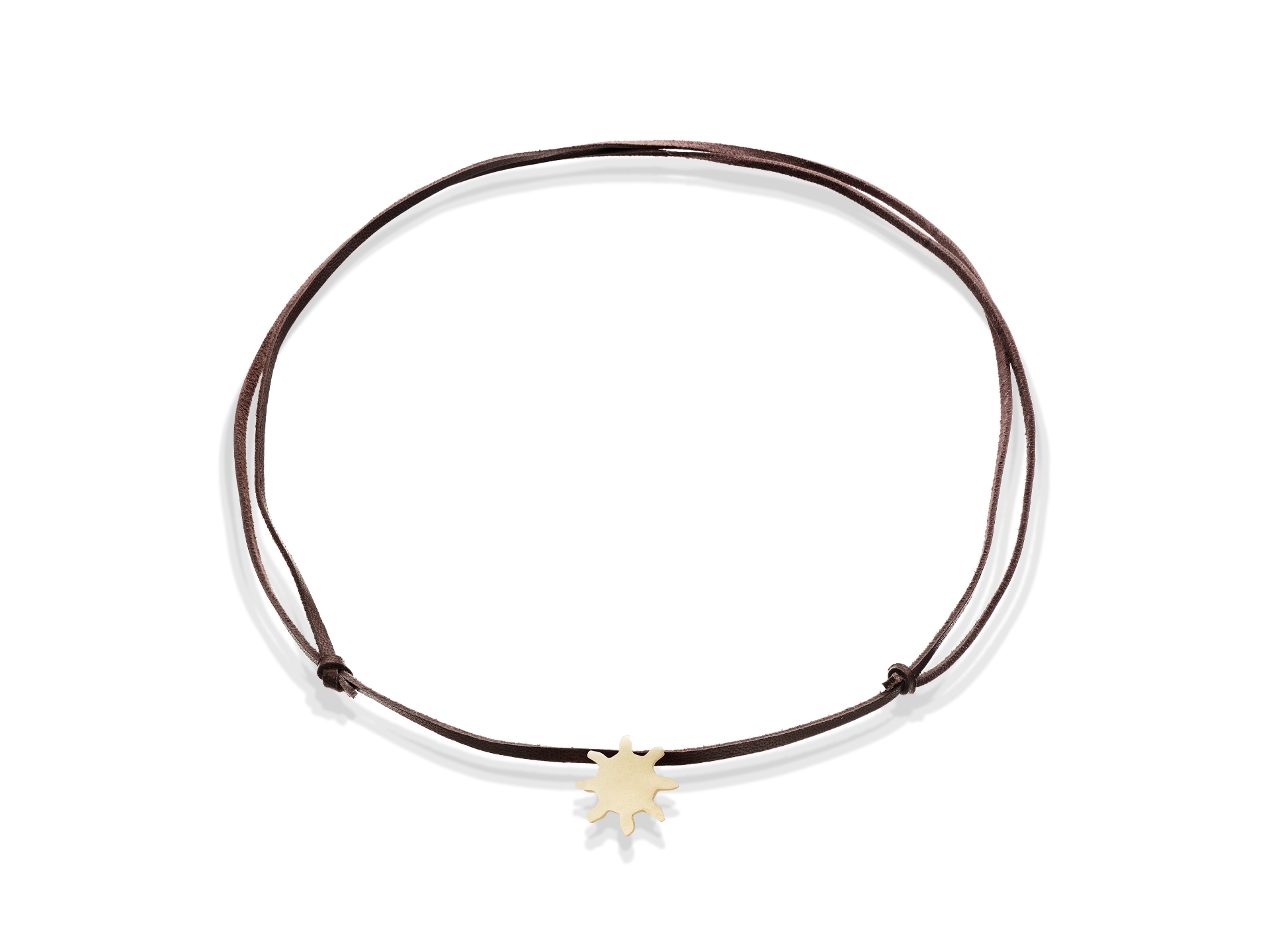 Dieses elegante HALSBAND SUN von Schullin besteht aus einer schlichten Halskette aus braunem Leder, in deren Mitte sich ein bezaubernder cremefarbener sternförmiger Anhänger befindet.