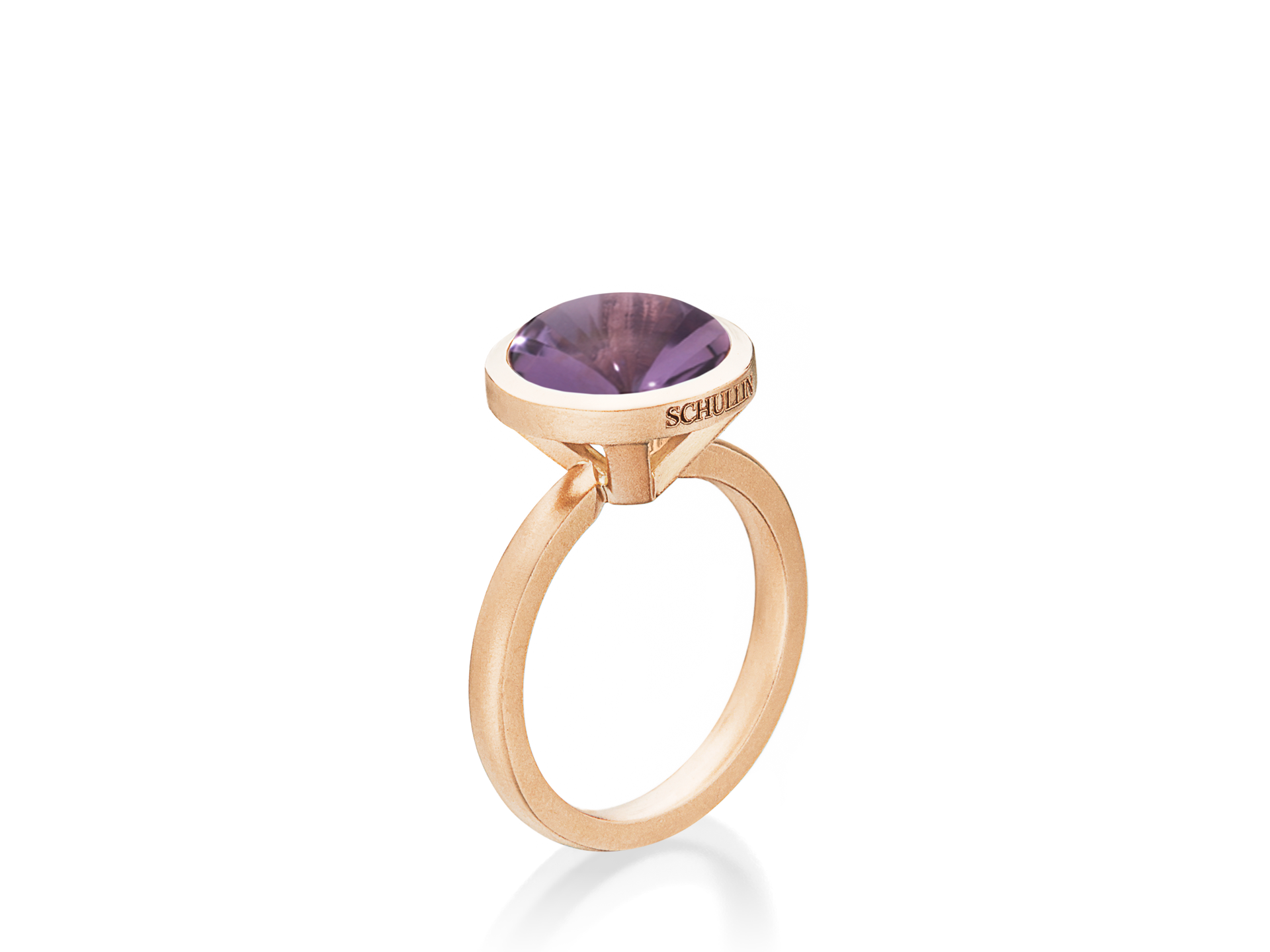 Der AMETHYST RING BUFFTOP von Schullin verfügt über einen runden violetten Edelstein in einer Zargenfassung, eingebettet in ein dünnes Band aus 18 Karat Roségold, mit der eleganten Gravur „SCHULLIN“ an der Seite.