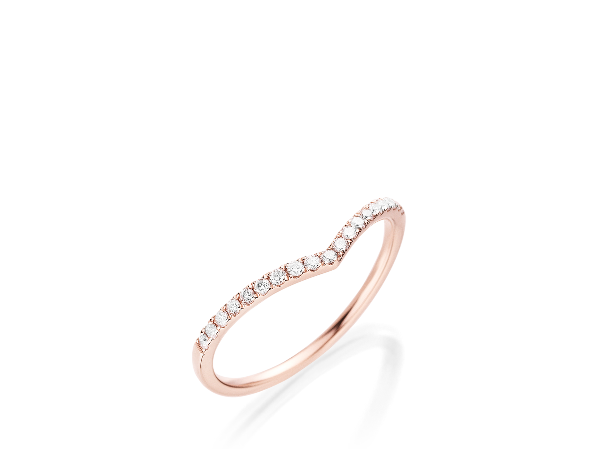 Der DIAMANTRING von Schullin ist ein Roségoldring mit einem subtilen Wellendesign, der in der oberen Hälfte mit kleinen weißen Diamanten verziert ist und für ein zartes und elegantes Aussehen sorgt. Der Ring ist dünn und minimalistisch gestaltet.