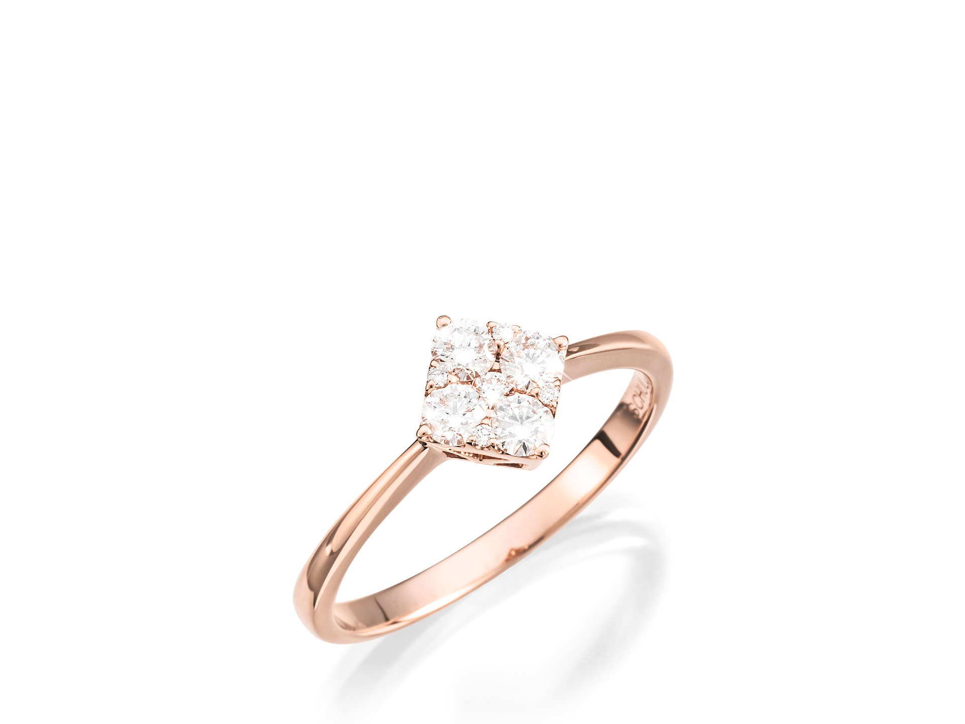 Der DIAMANT RING PAVÉ von Schullin aus 18 Karat Roségold verfügt über ein auffälliges quadratisches Diamant-Pavé-Design auf seinem Band und ist auf einem weißen Hintergrund abgesetzt.