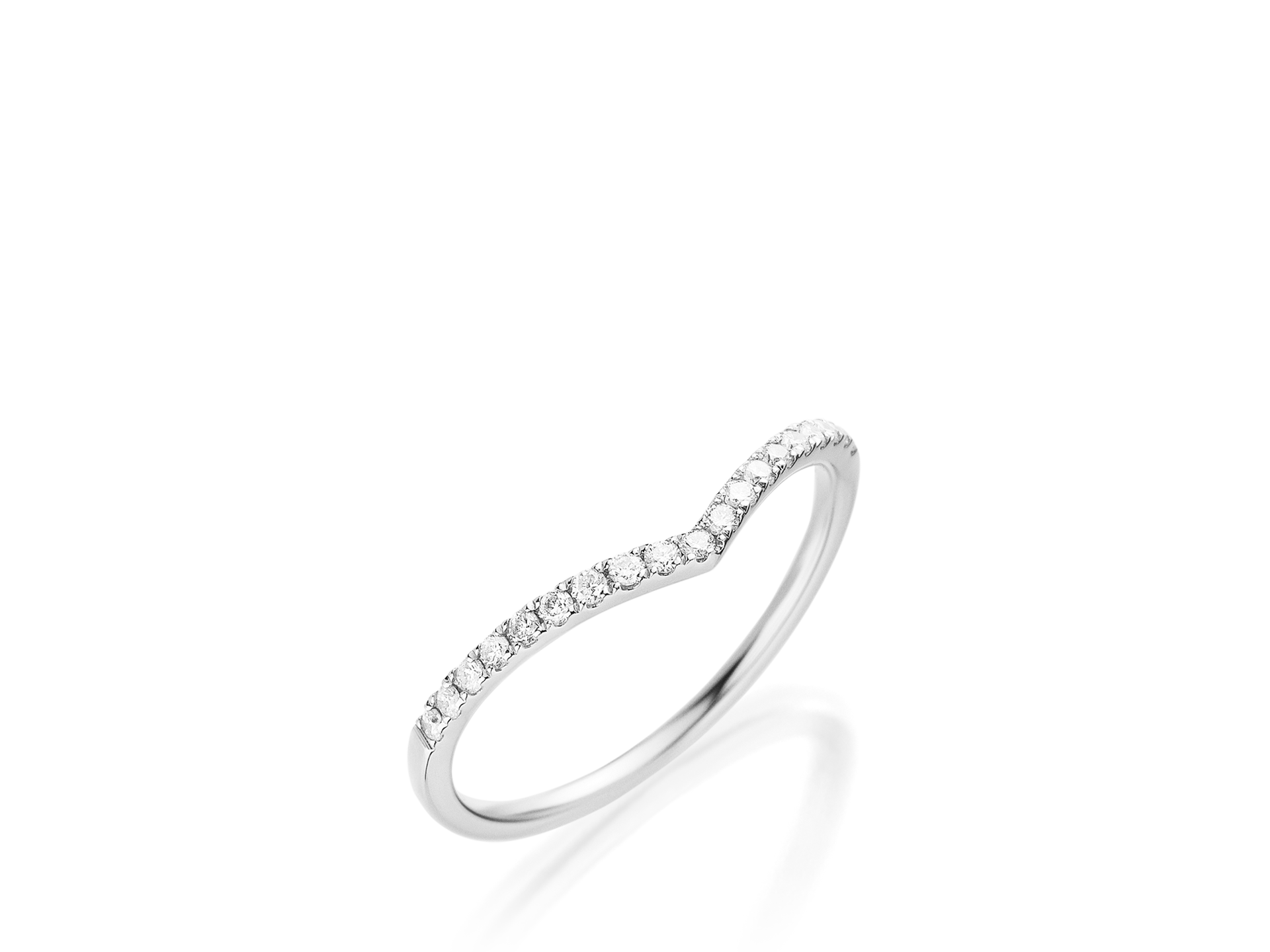 Der DIAMANTRING von Schullin ist aus Weißgold gefertigt und weist ein sanftes Wellendesign auf, das entlang der oberen Rundung des Rings mit funkelnden Diamanten verziert ist. Dieses exquisite Stück besticht durch eine schlichte und minimalistische Ästhetik und betont Eleganz und Schlichtheit.