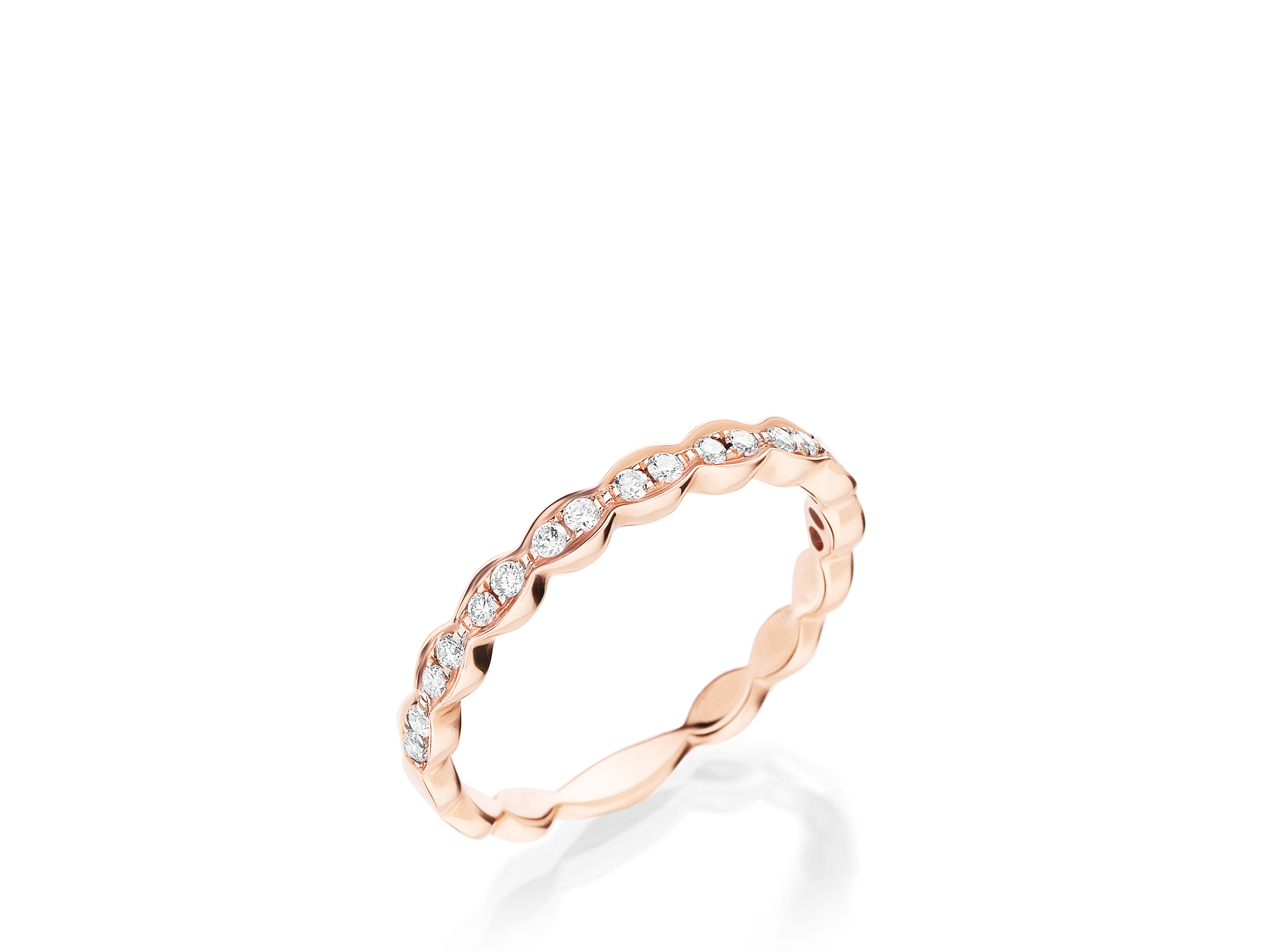 Ein atemberaubender DIAMANTENRING von Schullin, gefertigt aus Roségold und mit einem gewellten Banddesign, das mit 18 Diamanten verziert ist. Der Ring sieht elegant vor einem schlichten weißen Hintergrund aus.