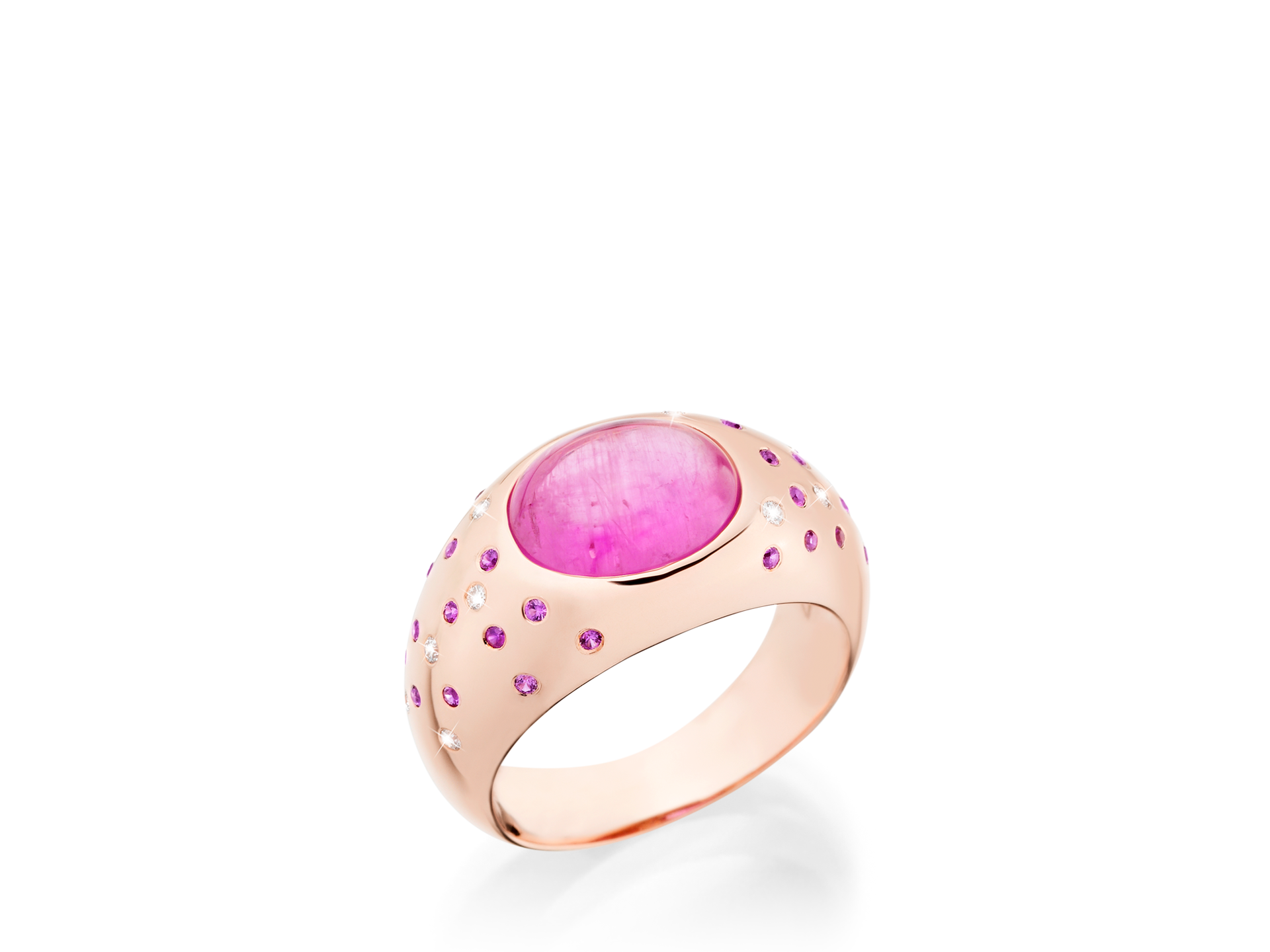 Der SAPHIR RING von Schullin ist ein exquisites Schmuckstück aus 18 Karat Roségold, in dessen Mitte sich ein großer ovaler rosa Edelstein befindet. Er ist von einer anmutigen Anordnung kleinerer rosa und weißer Edelsteine umgeben, die in das Band eingearbeitet sind und den raffinierten Charme eines Rings mit rosa Saphiren einfangen.