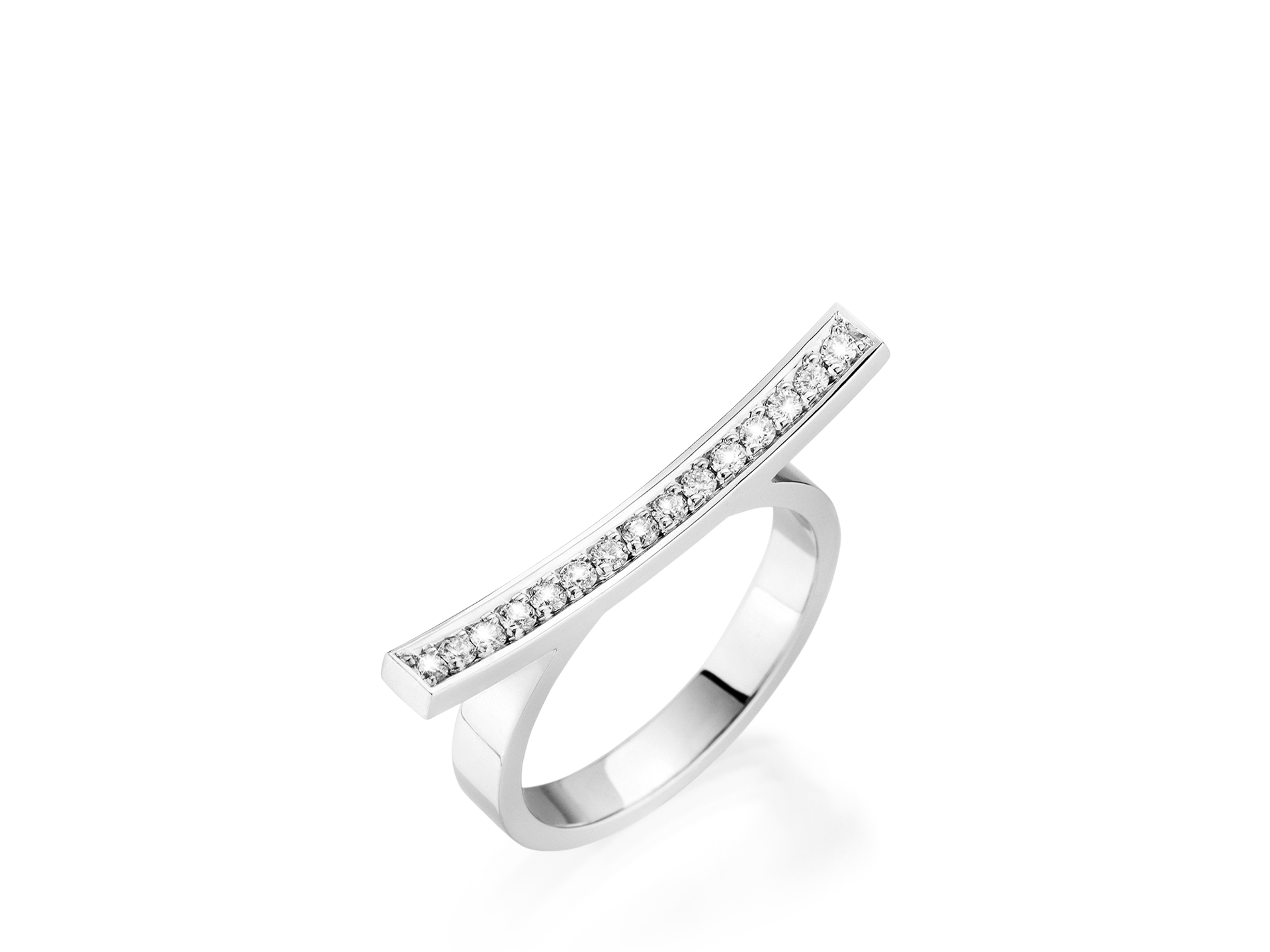 Der WHITE DIAMOND RING von Schullin ist ein Statement-Stück aus 18 Karat Weißgold mit einer Reihe kleiner, weißer Diamanten, die horizontal auf einem schlanken, modernen Band angeordnet sind. Das minimalistische Design verstärkt das Funkeln der Edelsteine vor einem schlichten weißen Hintergrund und lenkt die volle Aufmerksamkeit auf seine Eleganz.