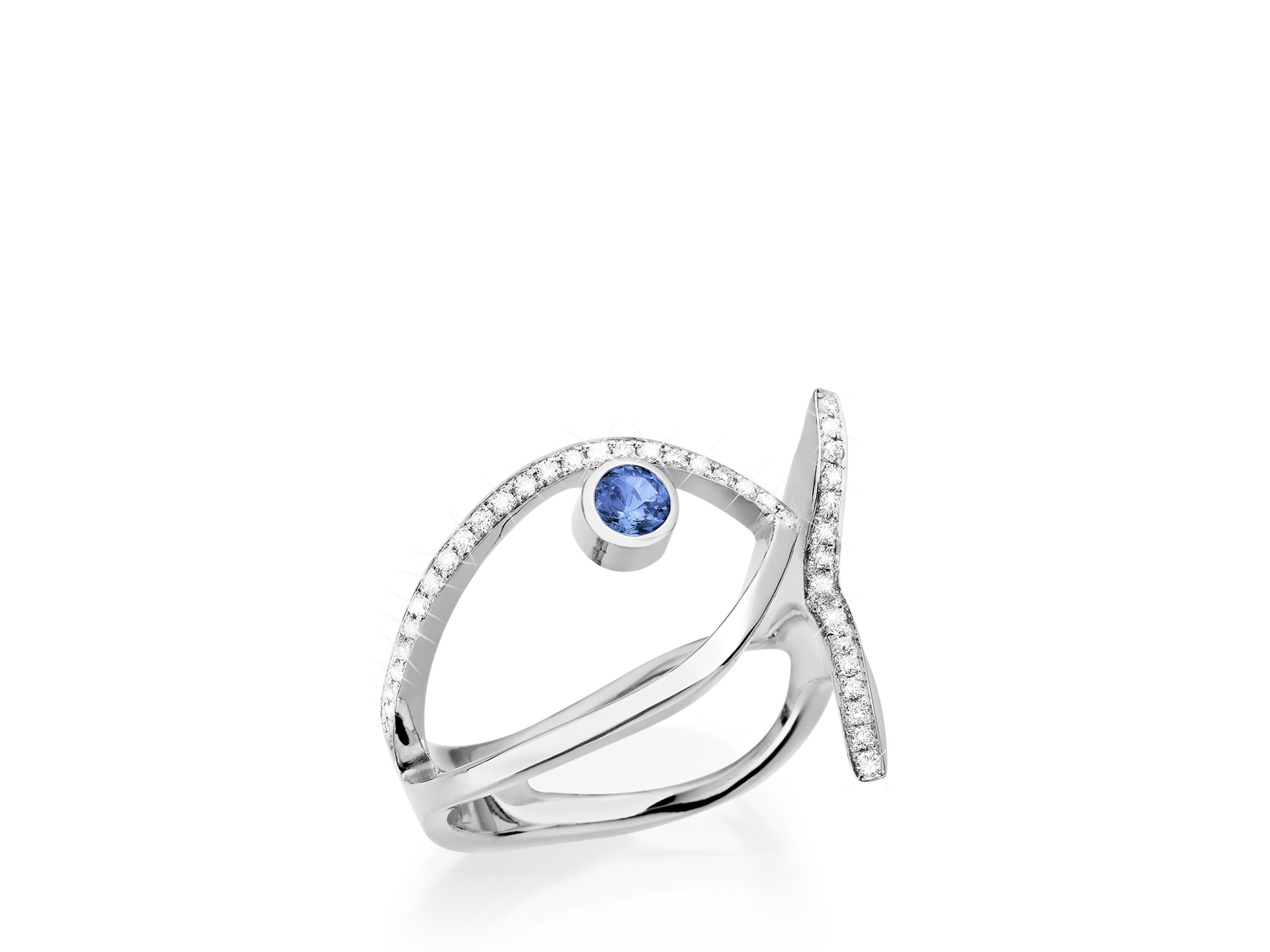 Wir präsentieren den SAPHIR RING FISH von Schullin, ein atemberaubendes Stück aus 18 Karat Weißgold. Dieser elegante Ring zeichnet sich durch ein unverwechselbares, geschwungenes Design aus, das mit kleinen Diamanten verziert und durch einen zentralen Saphiraugen-Edelstein hervorgehoben wird.