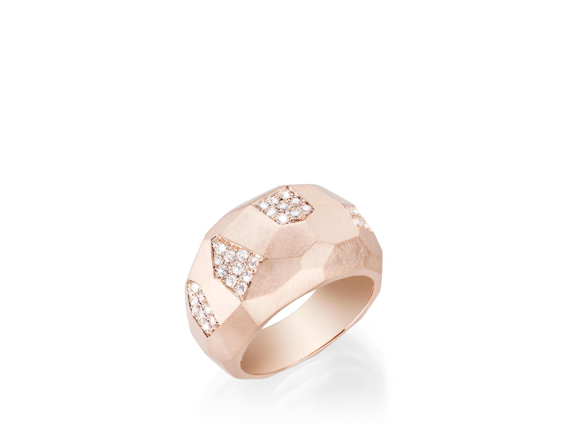 Ein Schullin-ROSÉGOLDRING mit brillantem Facettendesign, verziert mit Ansammlungen kleiner Diamanten in einem auffälligen Diamantpavé-Muster auf weißem Hintergrund.