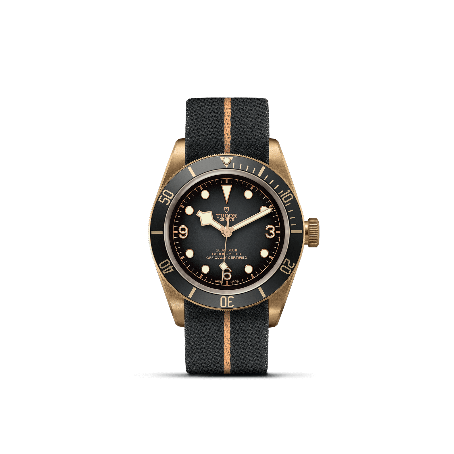 Die TUDOR BLACK BAY BRONZE von Schullin besticht durch ein raffiniertes Farbschema in Schwarz und Bronze, mit einem runden Zifferblatt mit markanten Stundenmarkierungen und einer drehbaren Lünette. Das Textilband ist aus dunklem Stoff gefertigt und wird durch einen auffälligen Bronzestreifen in der Mitte akzentuiert, der perfekt zu seinem robusten Bronzegehäuse passt. Der Hintergrund behält einen soliden schwarzen Farbton.