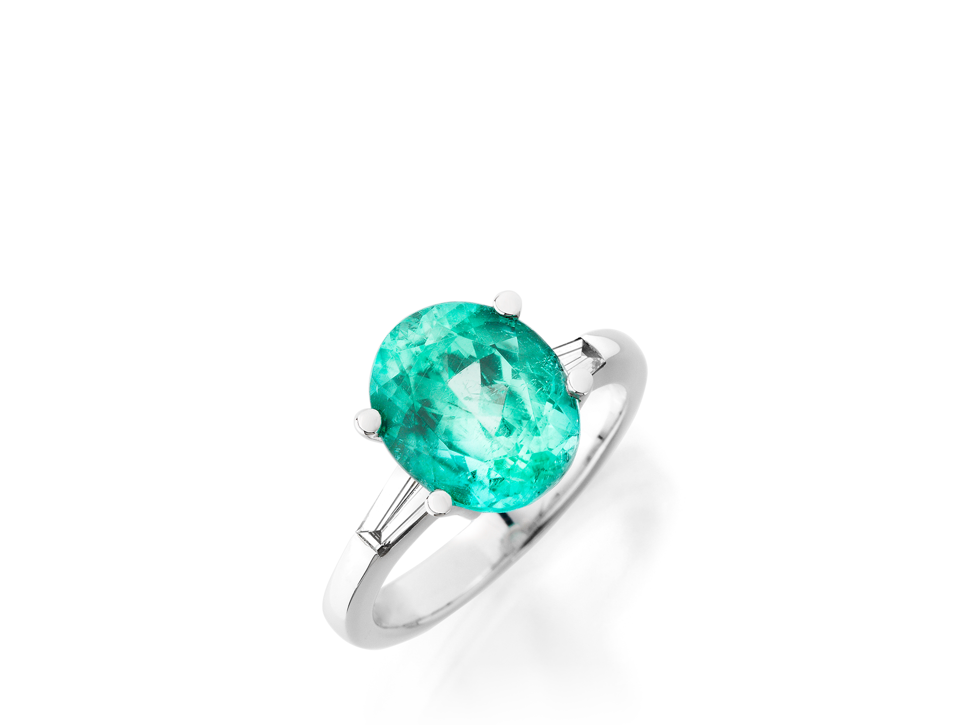 Der PARAIBA TURMALIN RING von Schullin verfügt über einen atemberaubenden ovalen blaugrünen Edelstein, eingefasst in 18 Karat Weißgold, wobei kleine Diamant-Kegel seine lebendige Farbe betonen, alles in ein glattes und elegantes Band eingearbeitet.