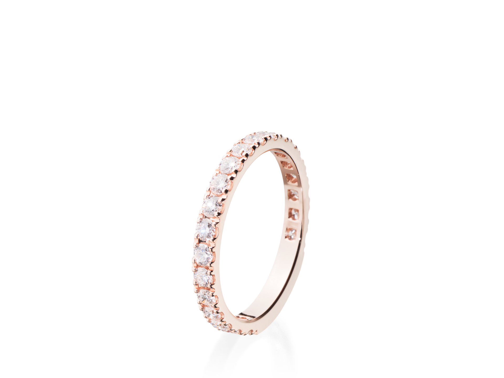 Der Schullin MEMOIRE RING, mit 1,00 Karat kleinen, funkelnden Diamanten in 18 Karat Roségold, verfügt über ein schmales Band mit polierter Oberfläche, die die Brillanz der Edelsteine vor einem weißen Hintergrund hervorhebt.