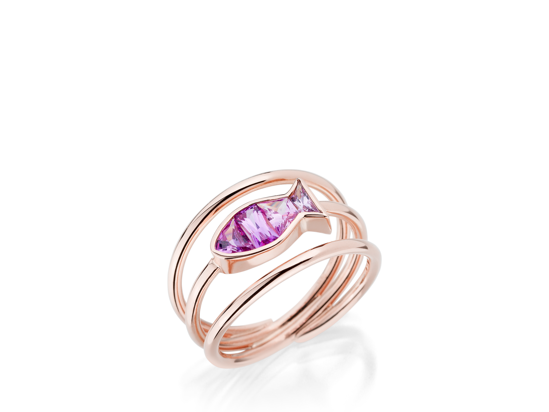 Wir präsentieren den SAPHIR RING NEMO von Schullin, ein Meisterwerk aus Roségold mit atemberaubendem Design. Dieser exquisite Ring zeigt in seiner Mitte einen violetten, fischförmigen Edelstein und verfügt über mehrere überlappende Bänder, die einen eleganten und künstlerischen Charme ausstrahlen und an die zarte Schönheit eines rosa Saphirs erinnern.