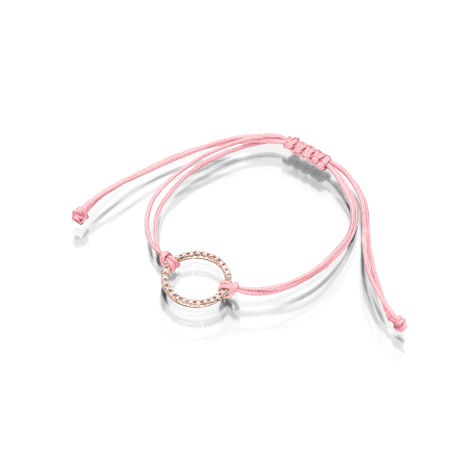 Das DIAMANT ARMBAND von Schullin besteht aus einem verstellbaren Knoten aus rosa Kordel und einem runden, roségoldenen Anhänger, der mit kleinen weißen Diamanten auf einem eleganten schwarzen Hintergrund verziert ist.