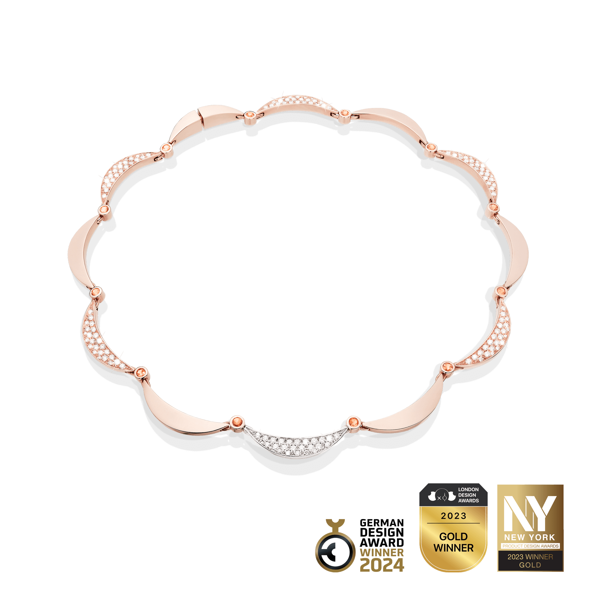 Eine roségoldene Halskette COLLIER SMILE von Schullin mit einem eleganten, symmetrischen Design mit Diamantakzenten hebt sich elegant von einem schwarzen Hintergrund ab. Auszeichnungsplaketten zeigen die herausragende Anerkennung als Goldgewinner sowohl 2023 als auch 2024 sowie den Triumph von New York im Jahr 2023.